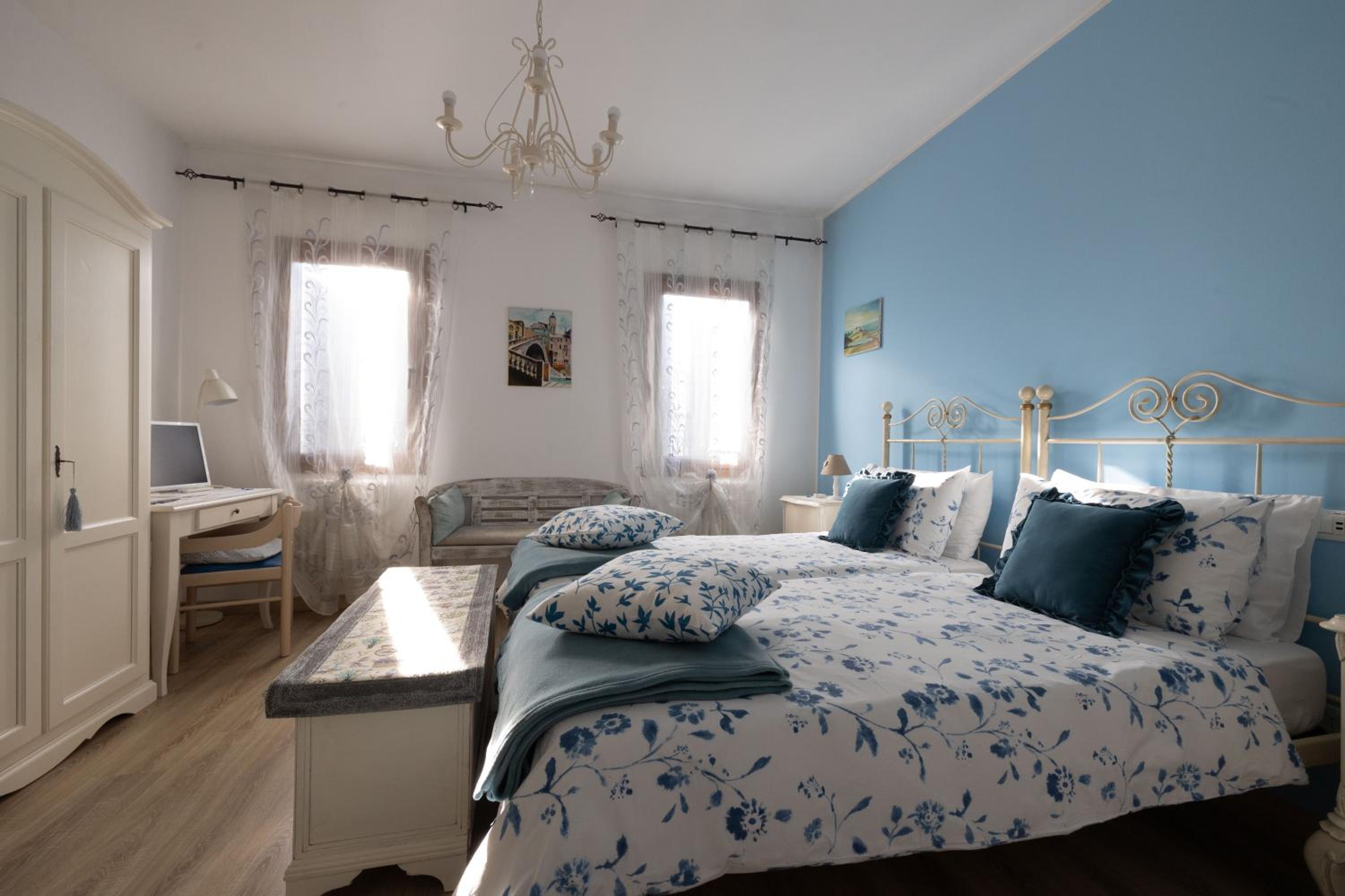 Large Double or Twin Room photo 1