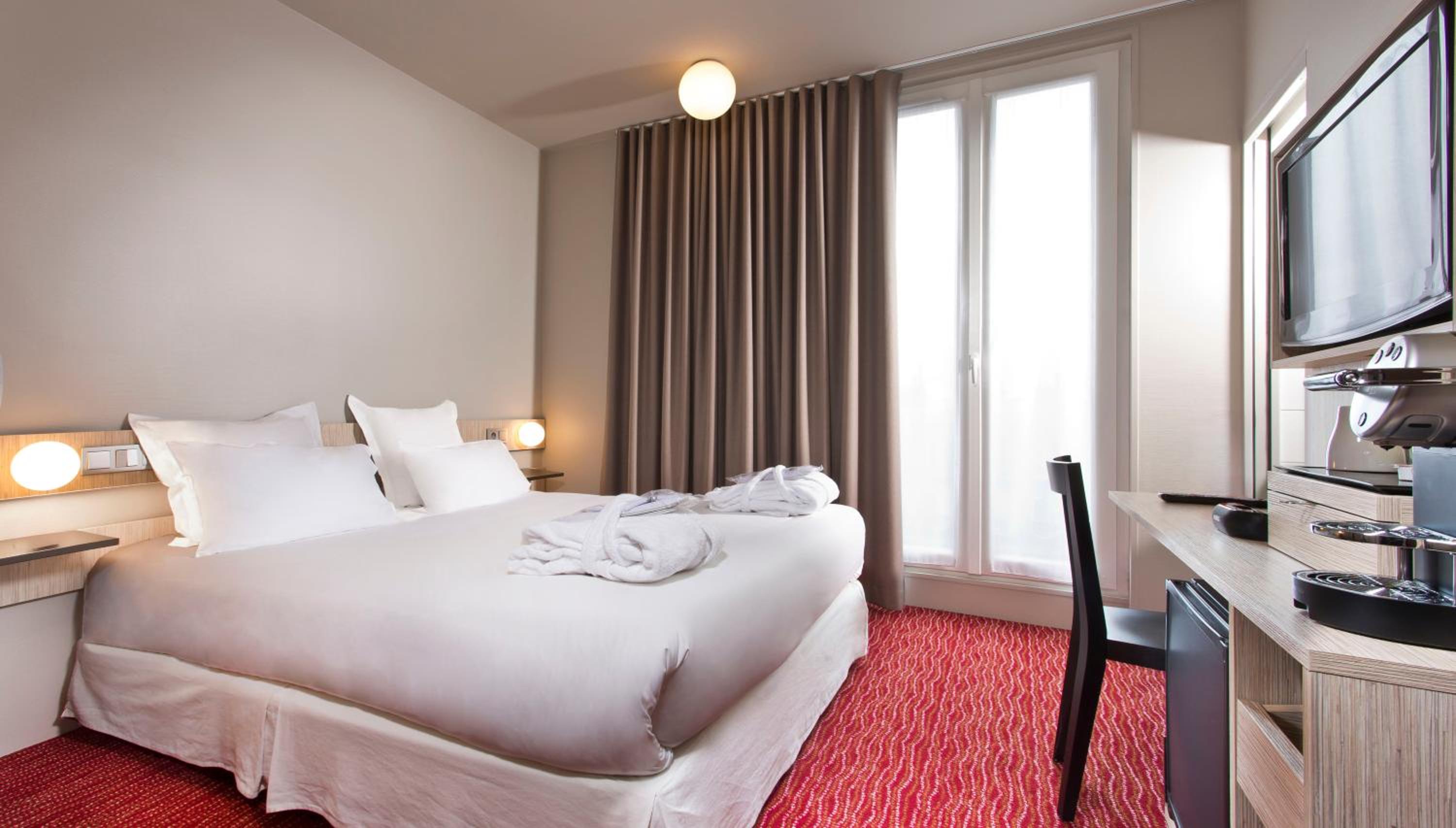 Privilege Double Room Paris thumbnail 6