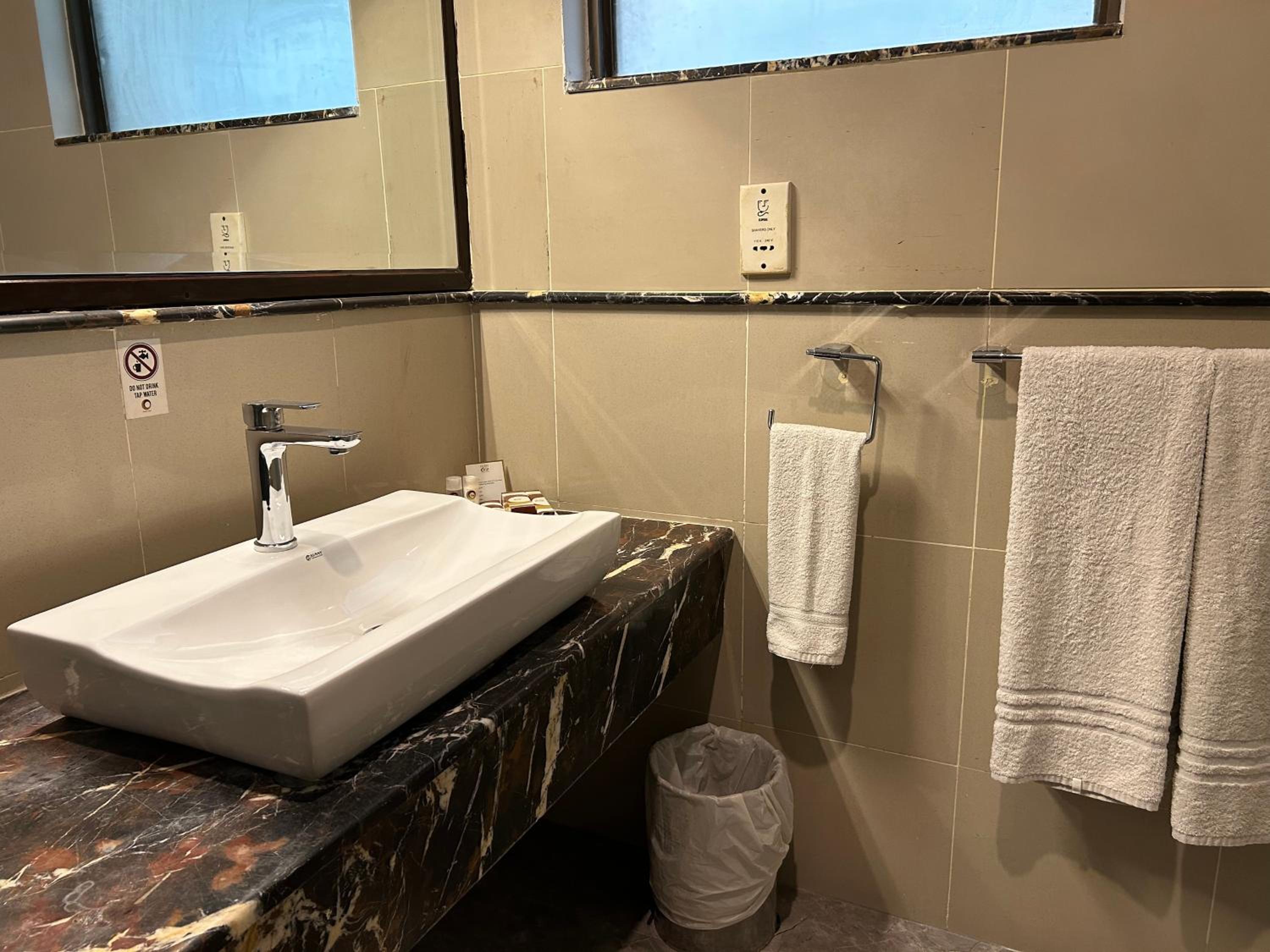 Deluxe King Room - Photo 8