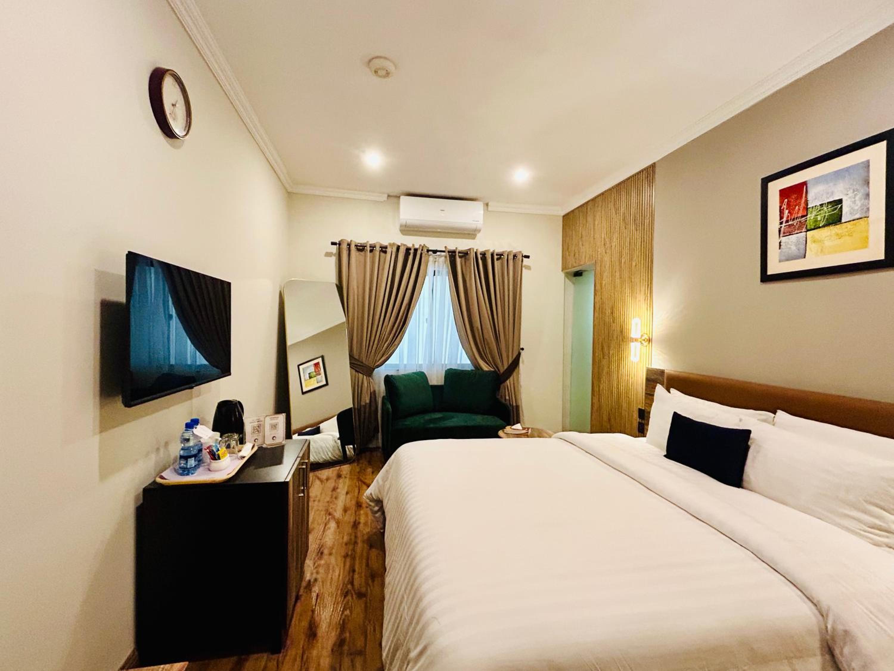Deluxe King Room - Photo 10