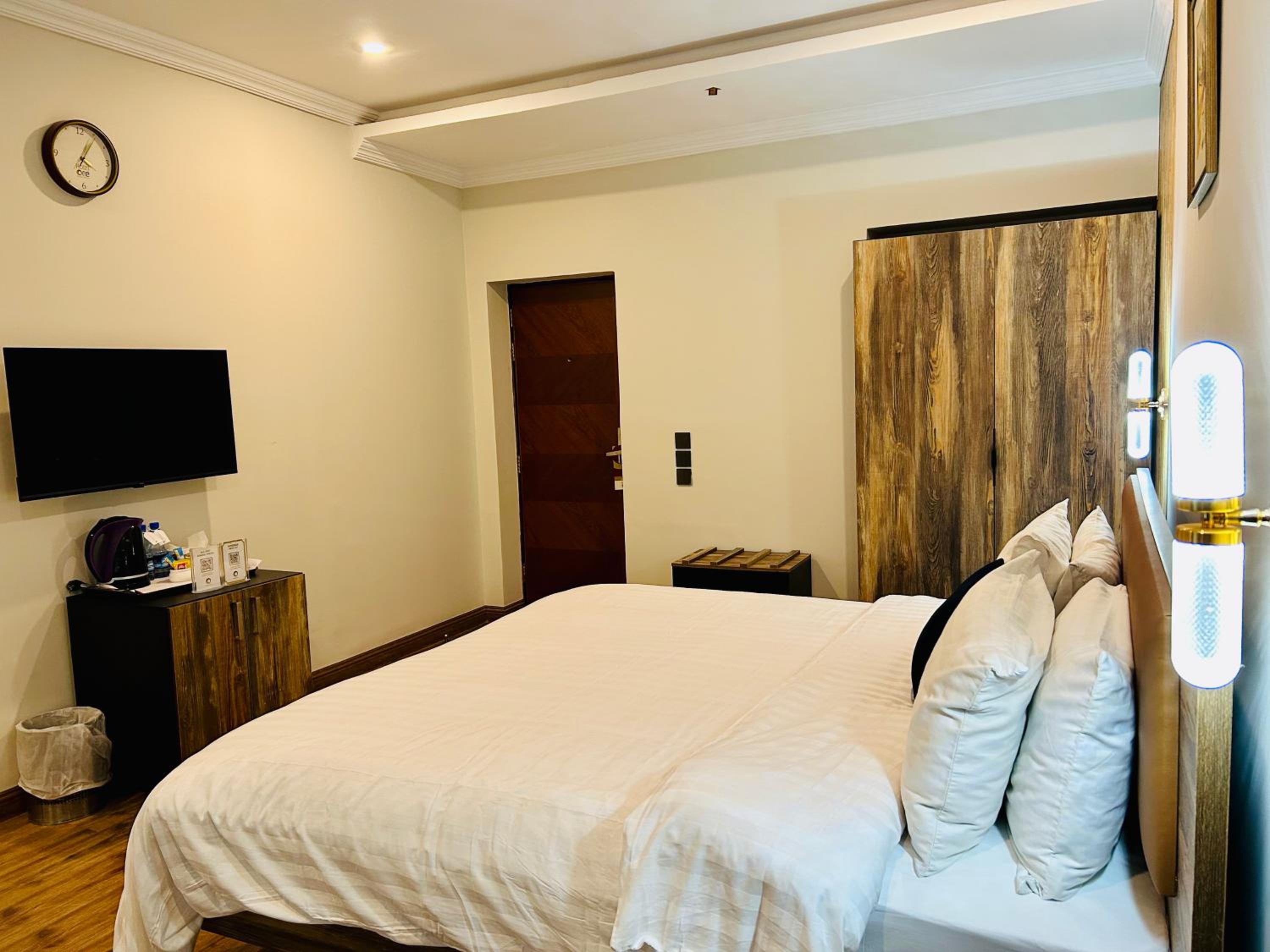 Deluxe King Room - Photo 11