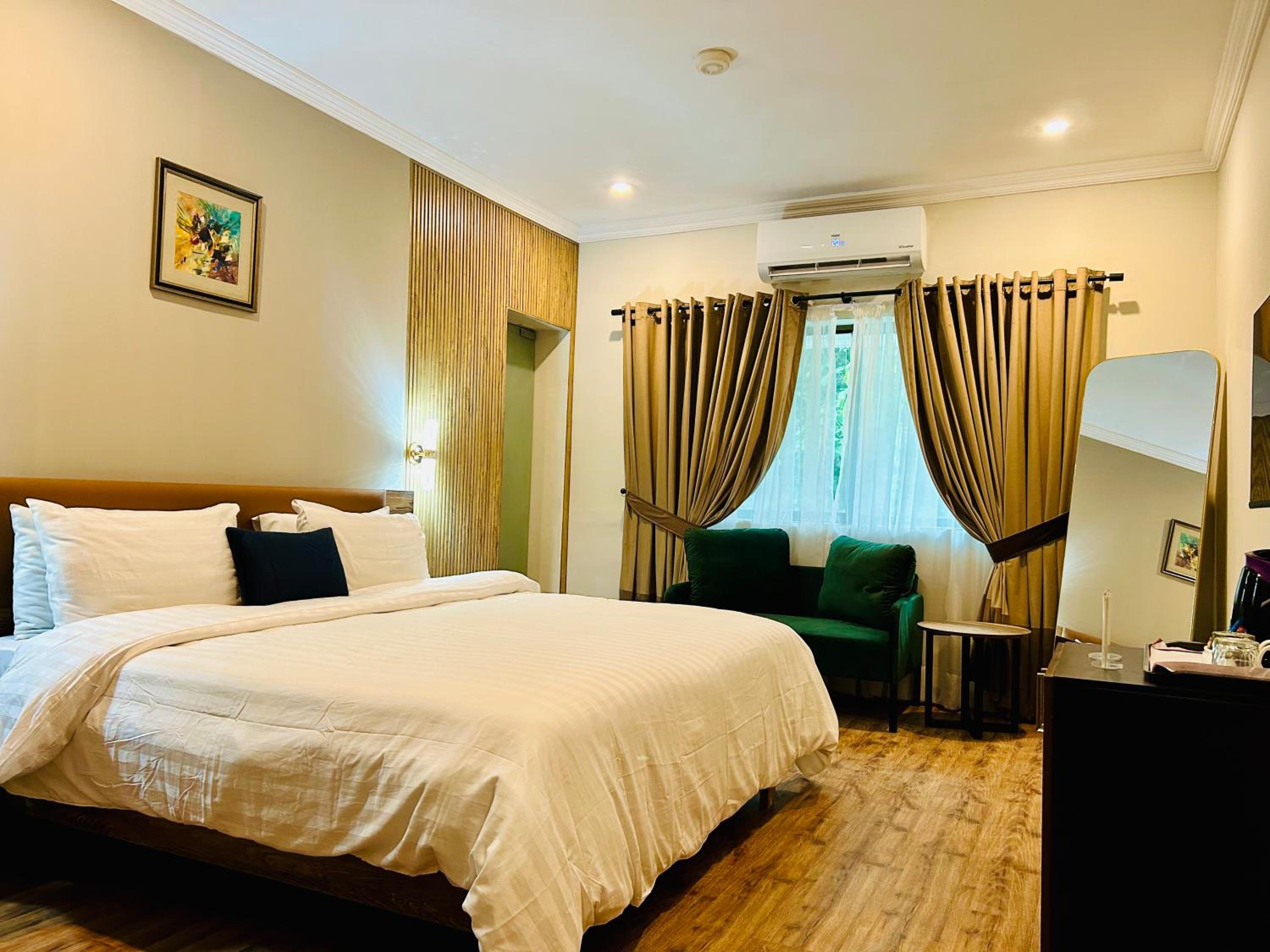 Deluxe King Room - Photo 1