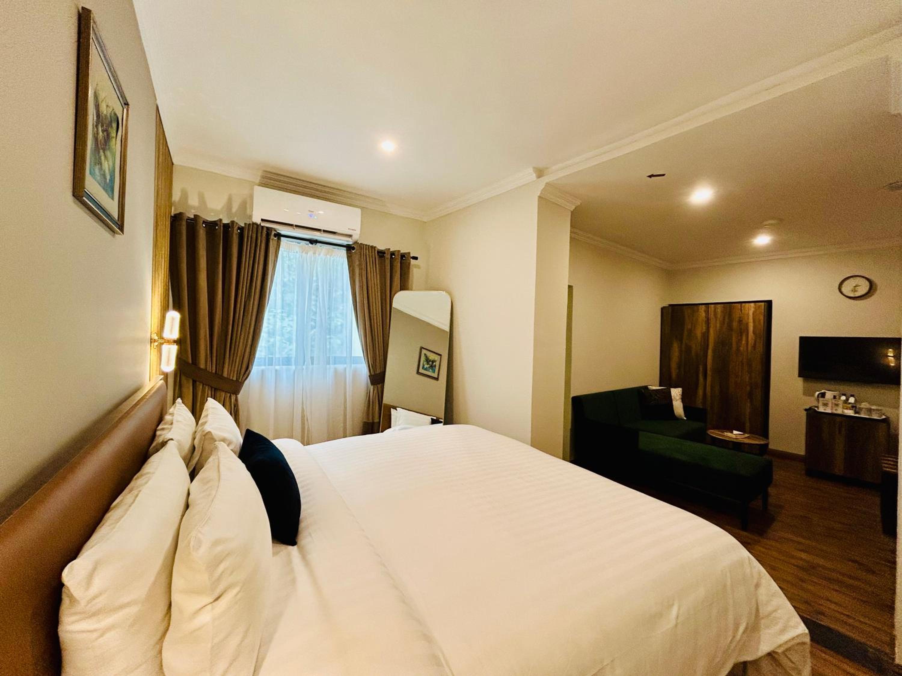 Deluxe King Room - Photo 12