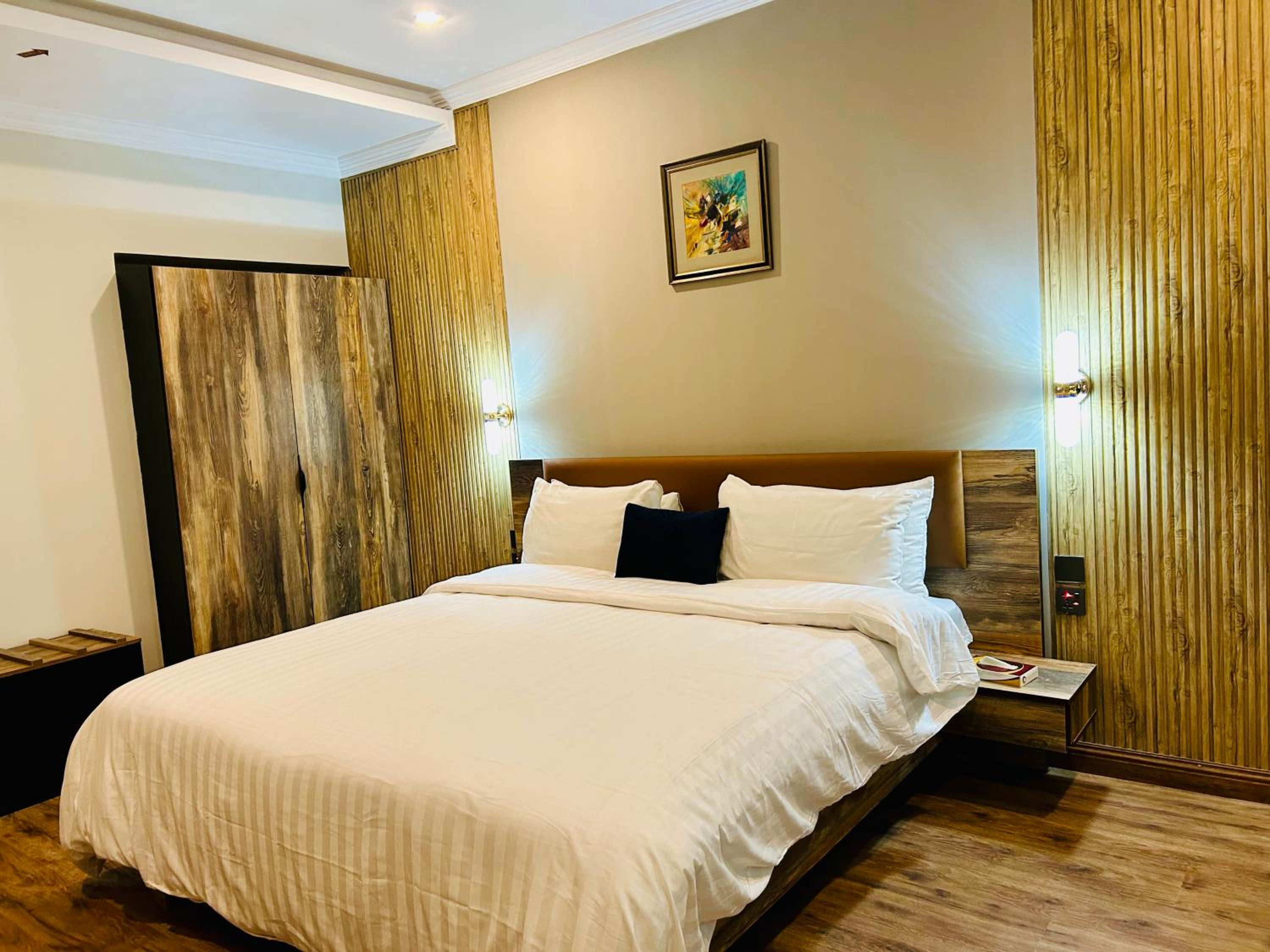 Deluxe King Room - Photo 2