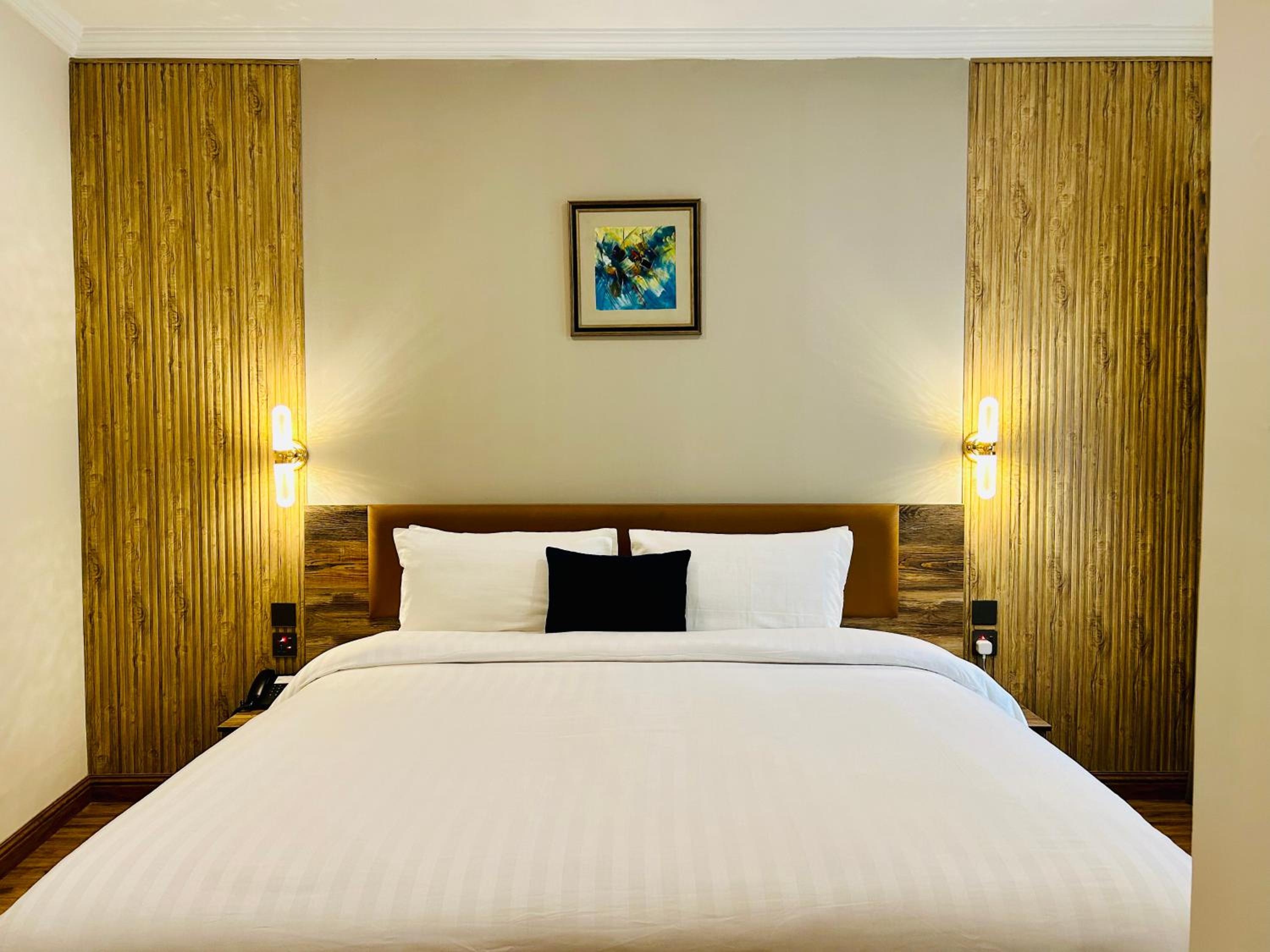 Deluxe King Room - Photo 4