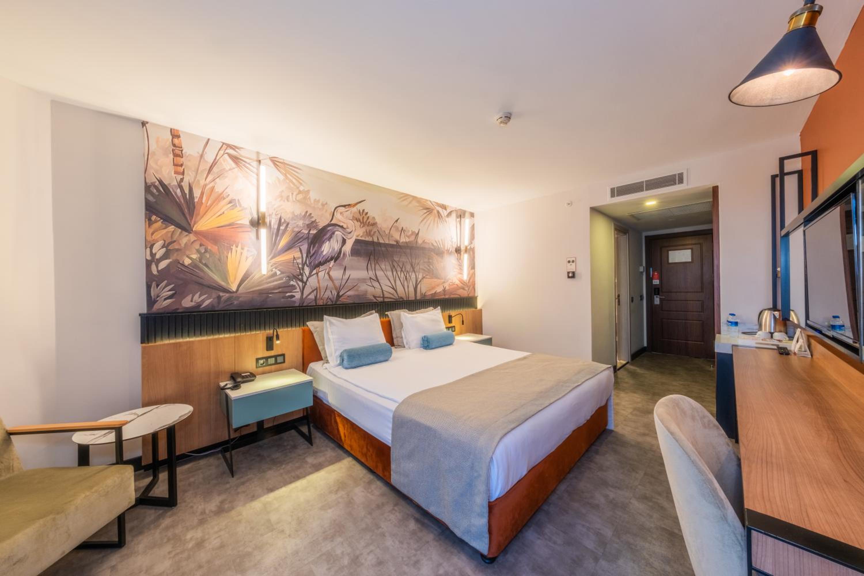 Deluxe King Room - Non-Smoking - Photo 3