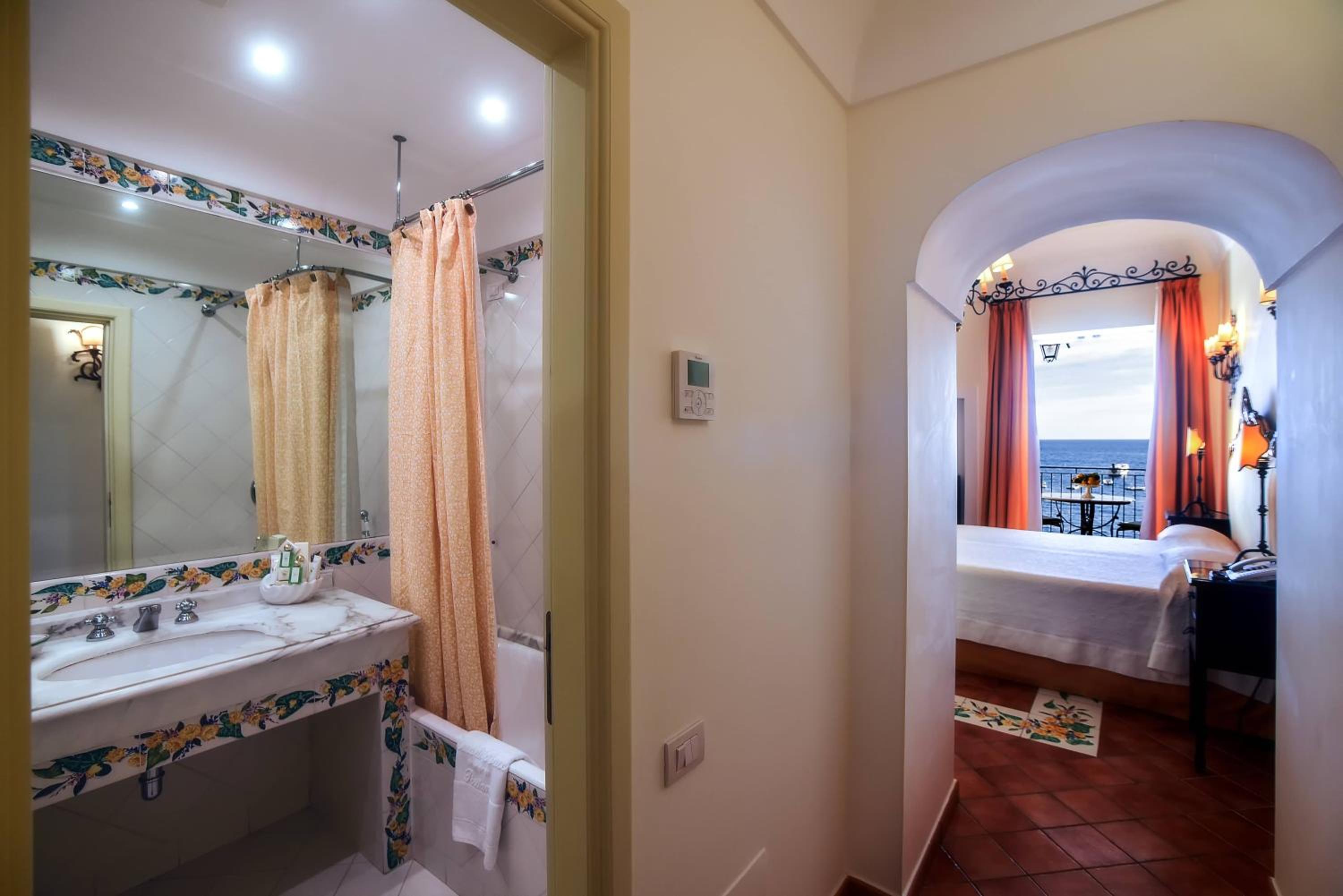 Double Room with Balcony and Sea View - Photo 4