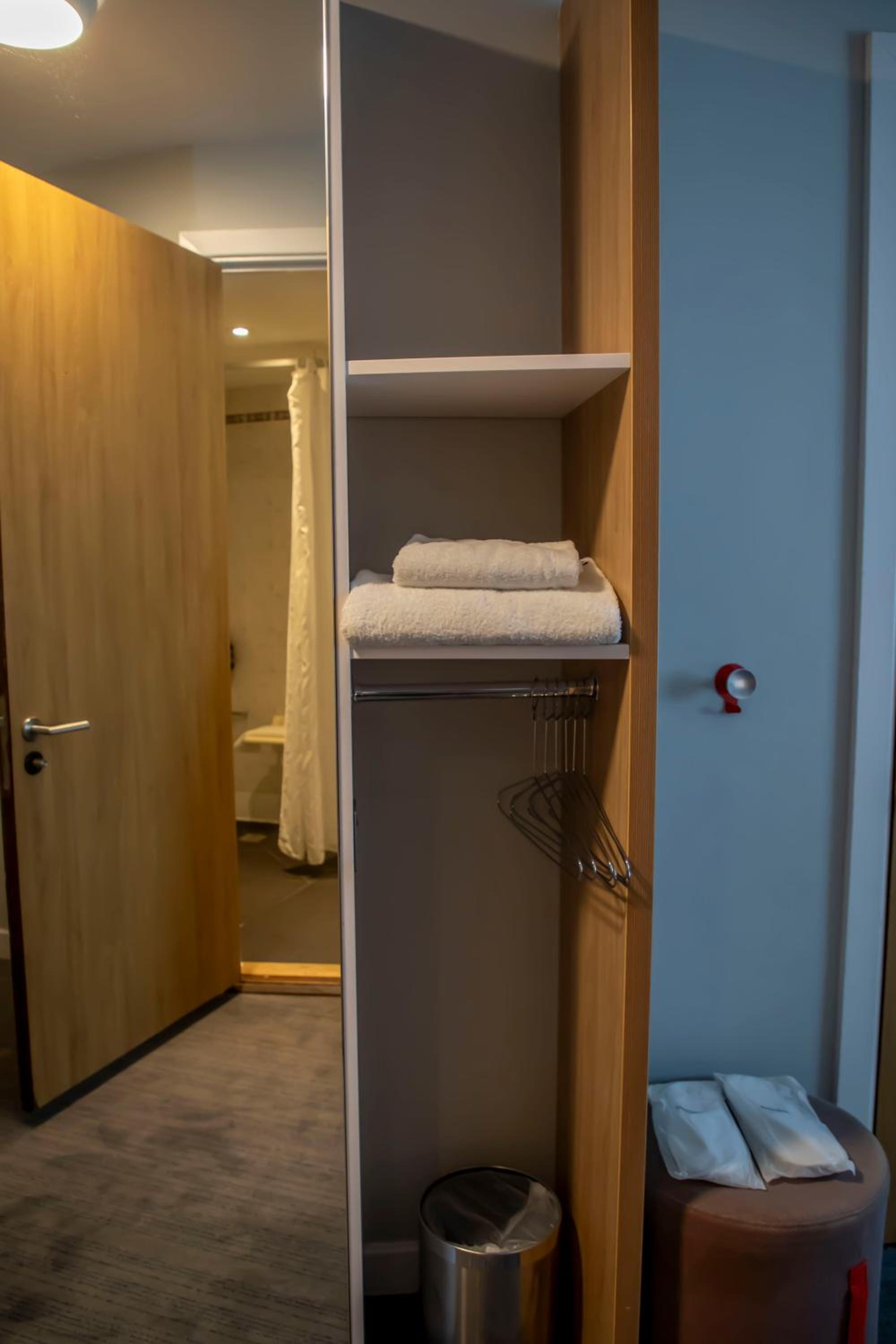 Double Room with Free Hot Breakfast - Accessible photo 2
