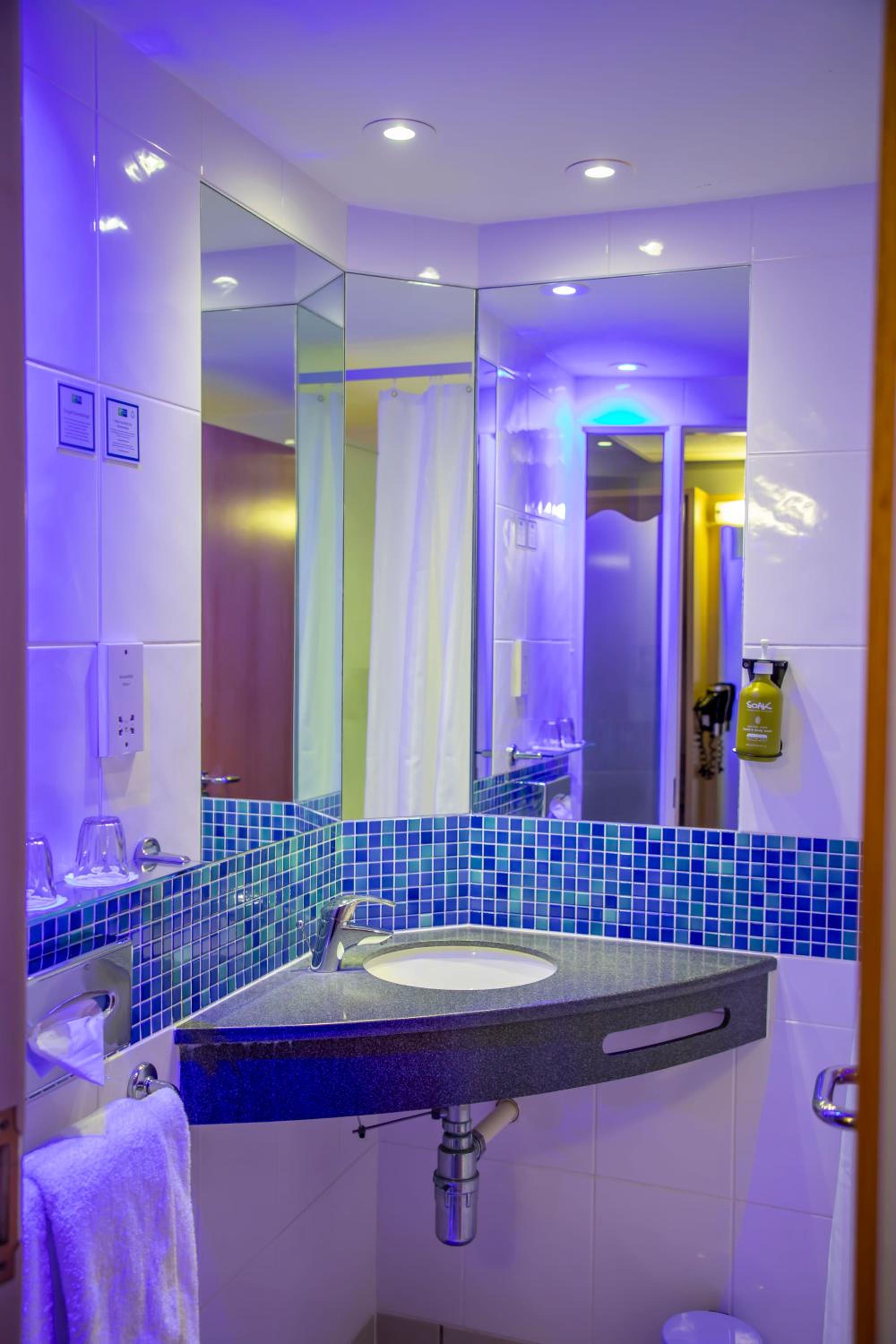 Standard Twin Room with Free Hot Breakfast photo 2