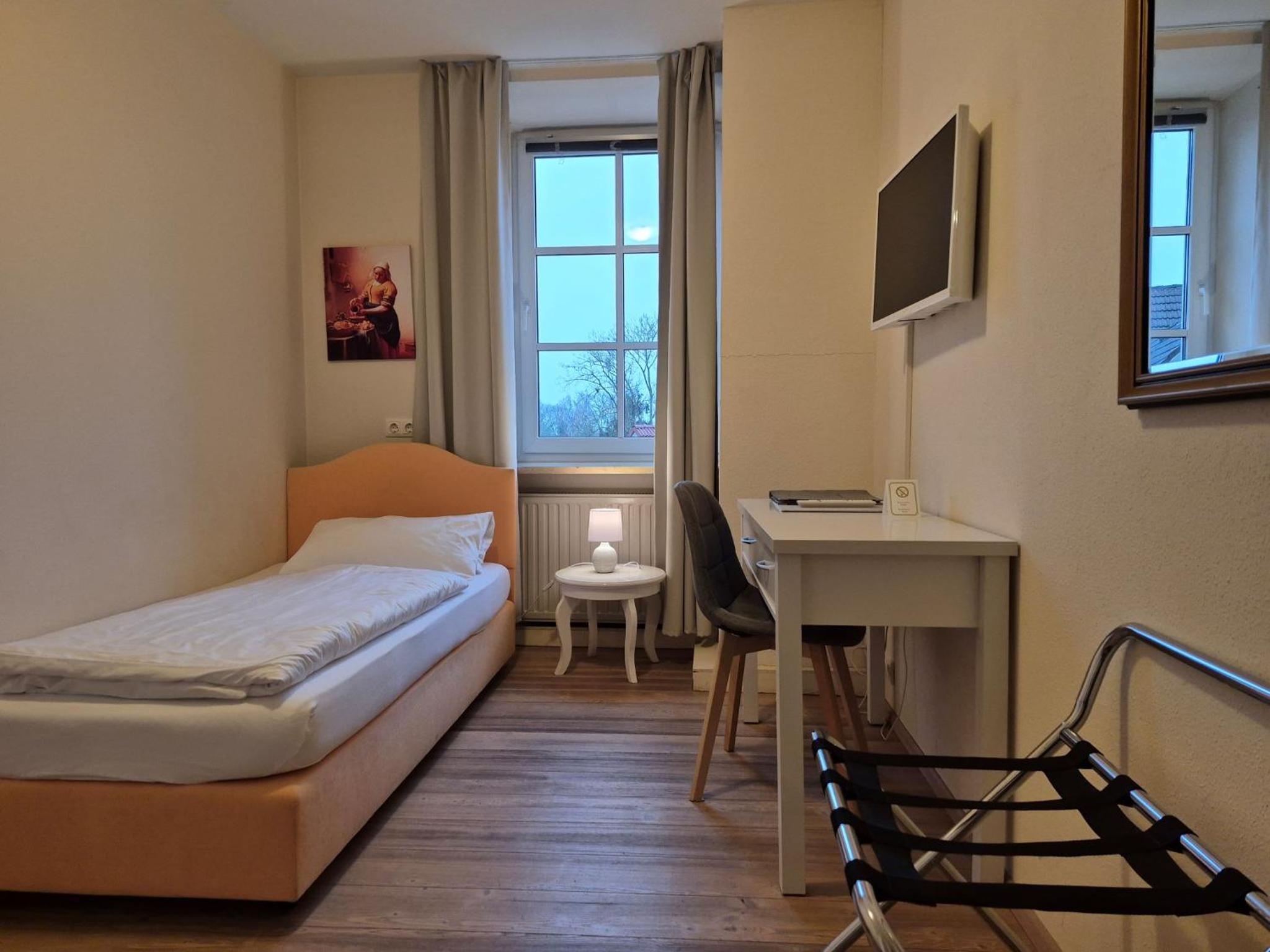 Single Room with Bathroom photo 1