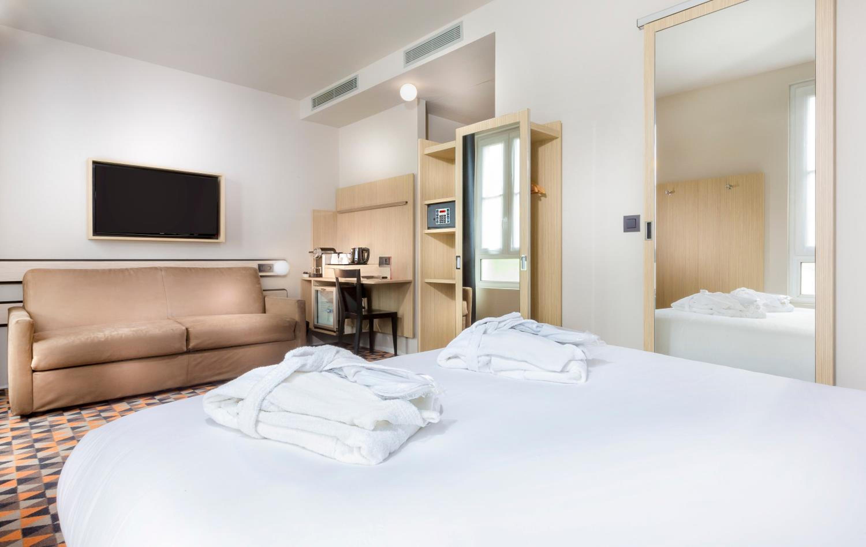 Quadruple Room thumbnail 5