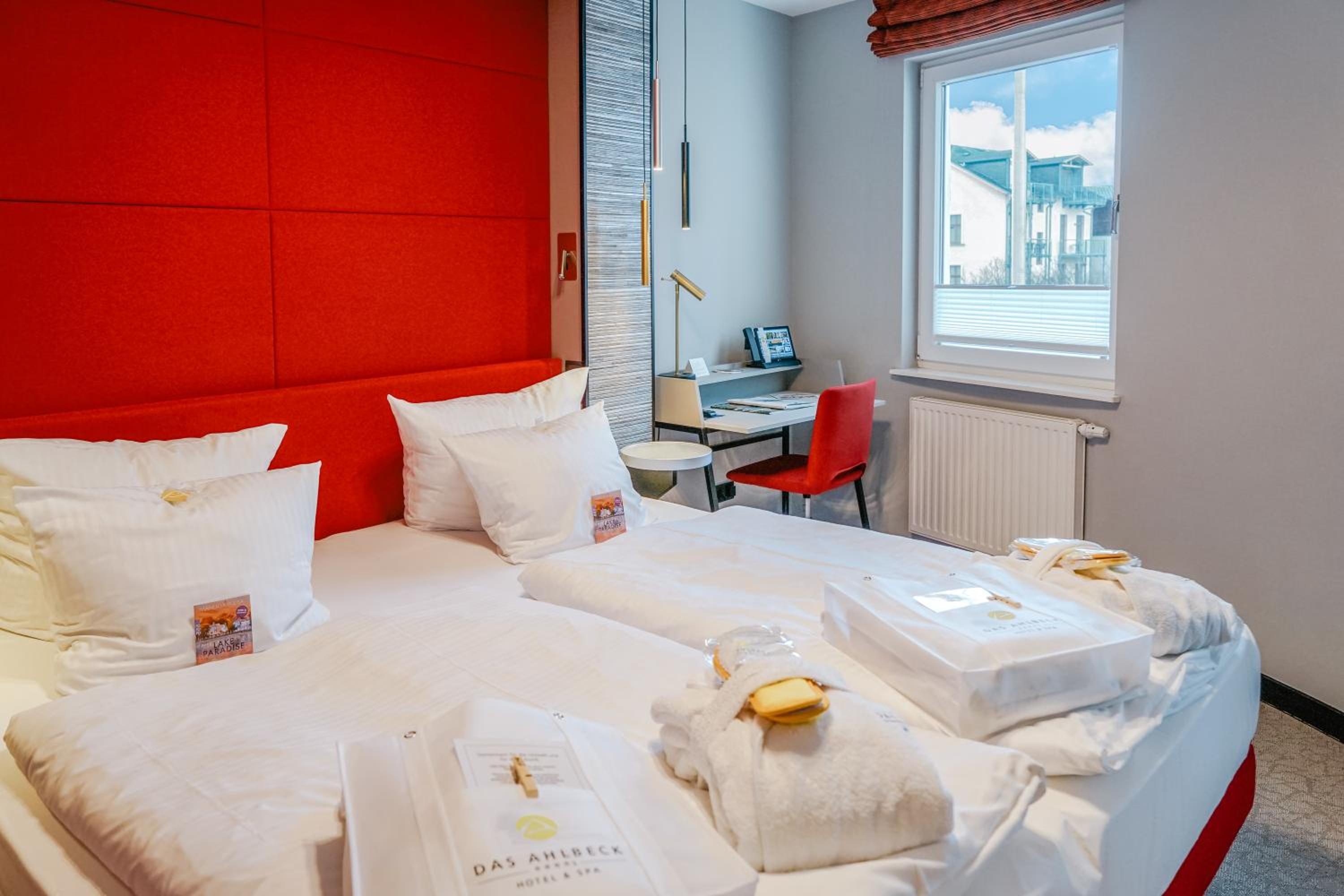 Double Room with Side Sea View thumbnail 5