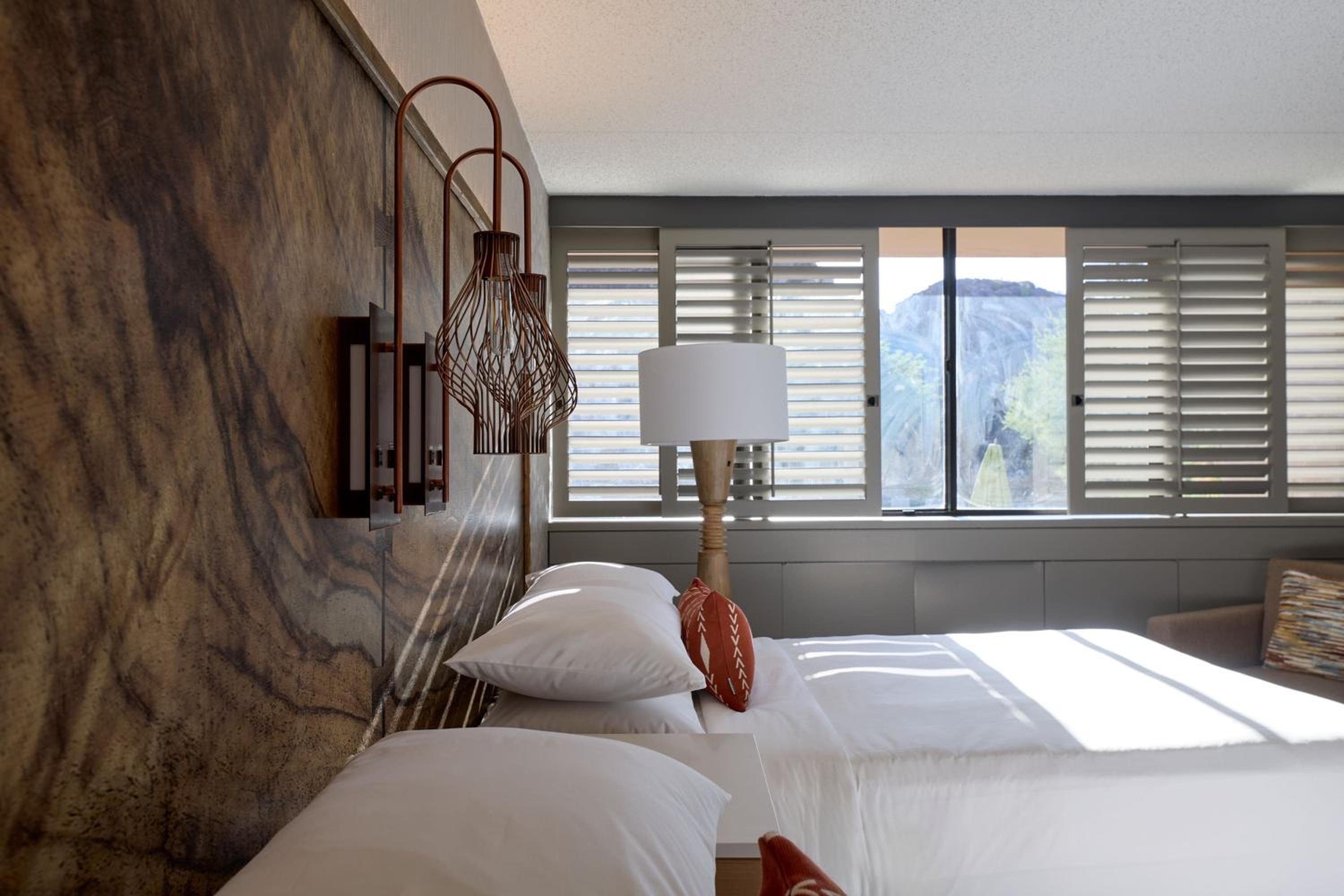 Guest Room with Two Double Beds - Photo 9