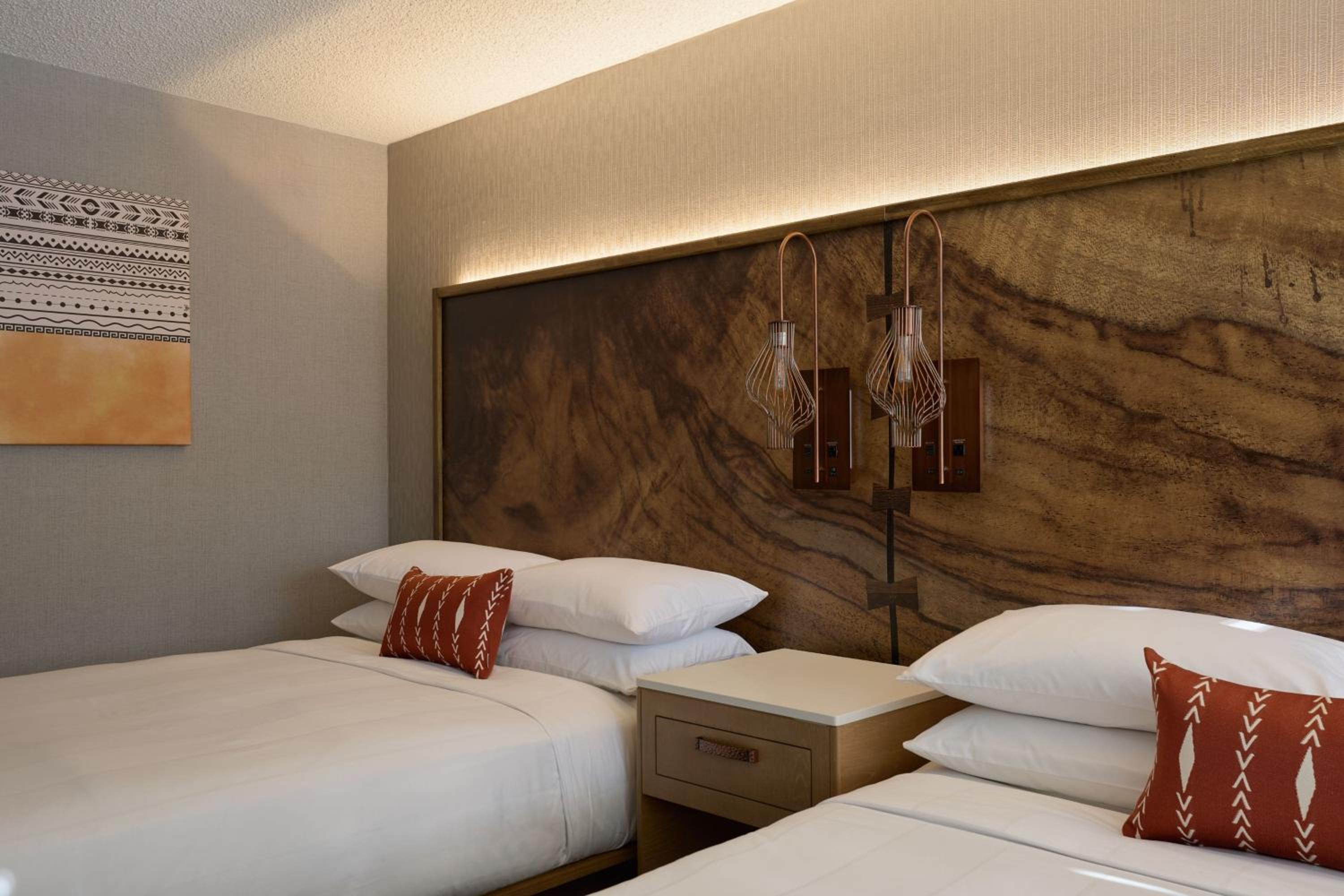 Guest Room with Two Double Beds - Photo 8