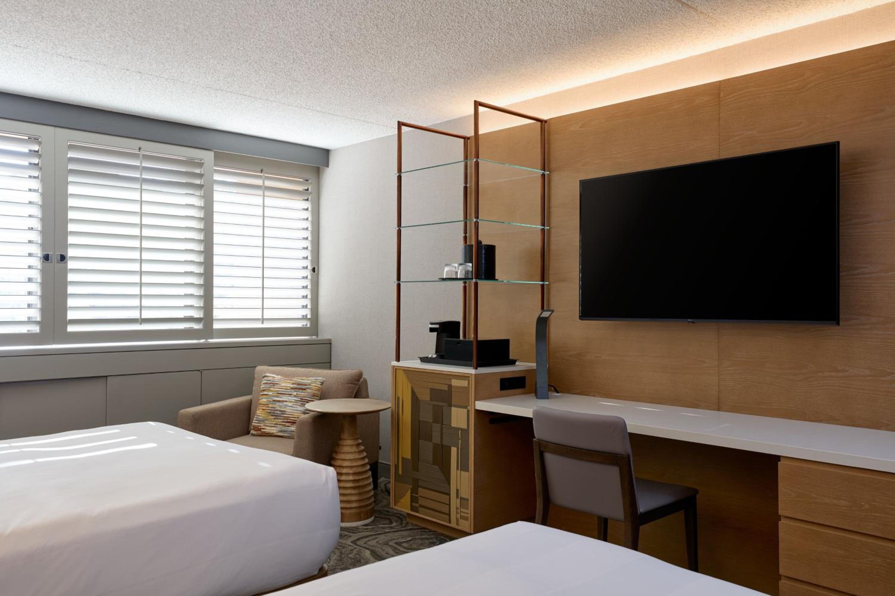 Guest Room with Two Double Beds - Photo 7