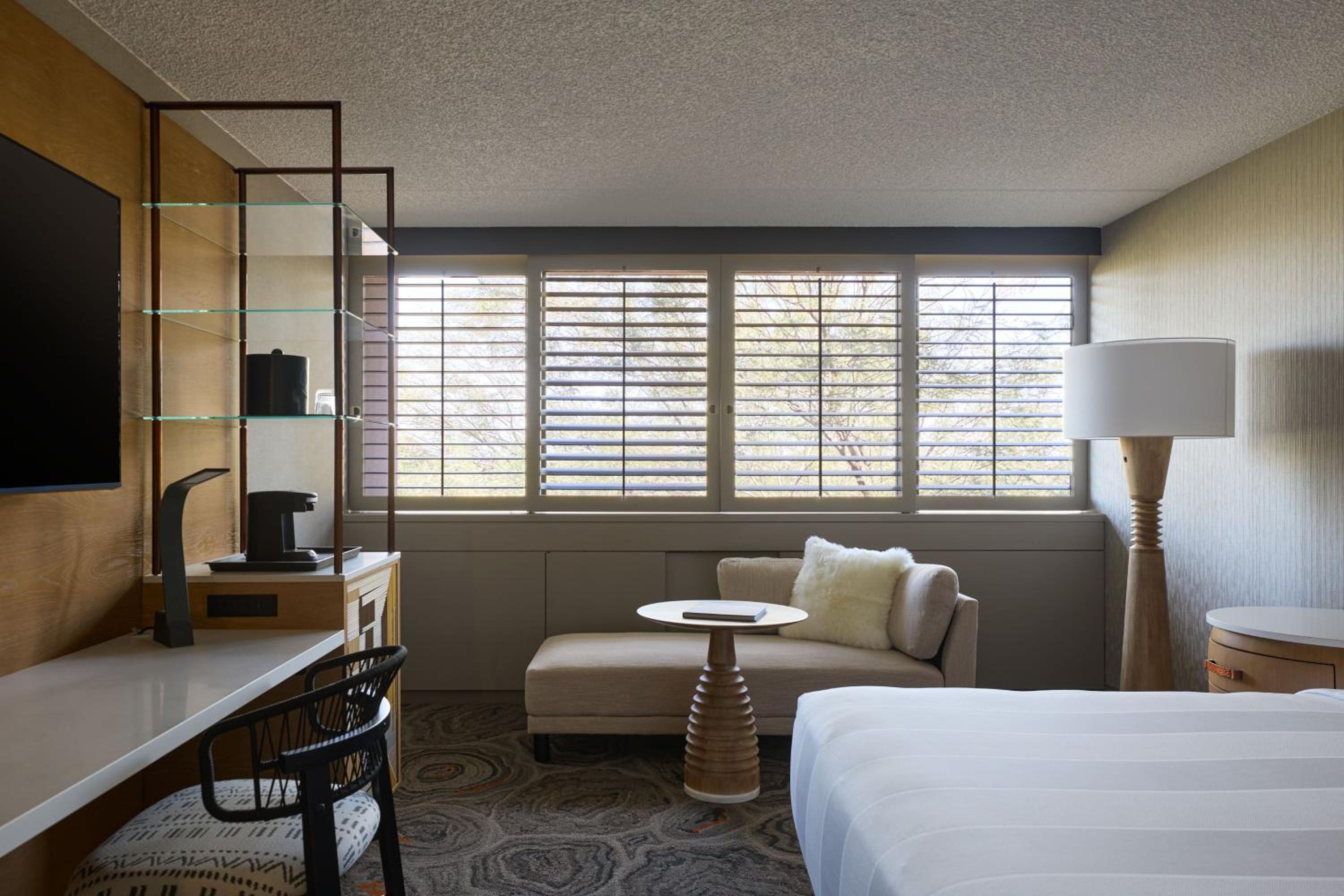 King Room with King Bed - Photo 7