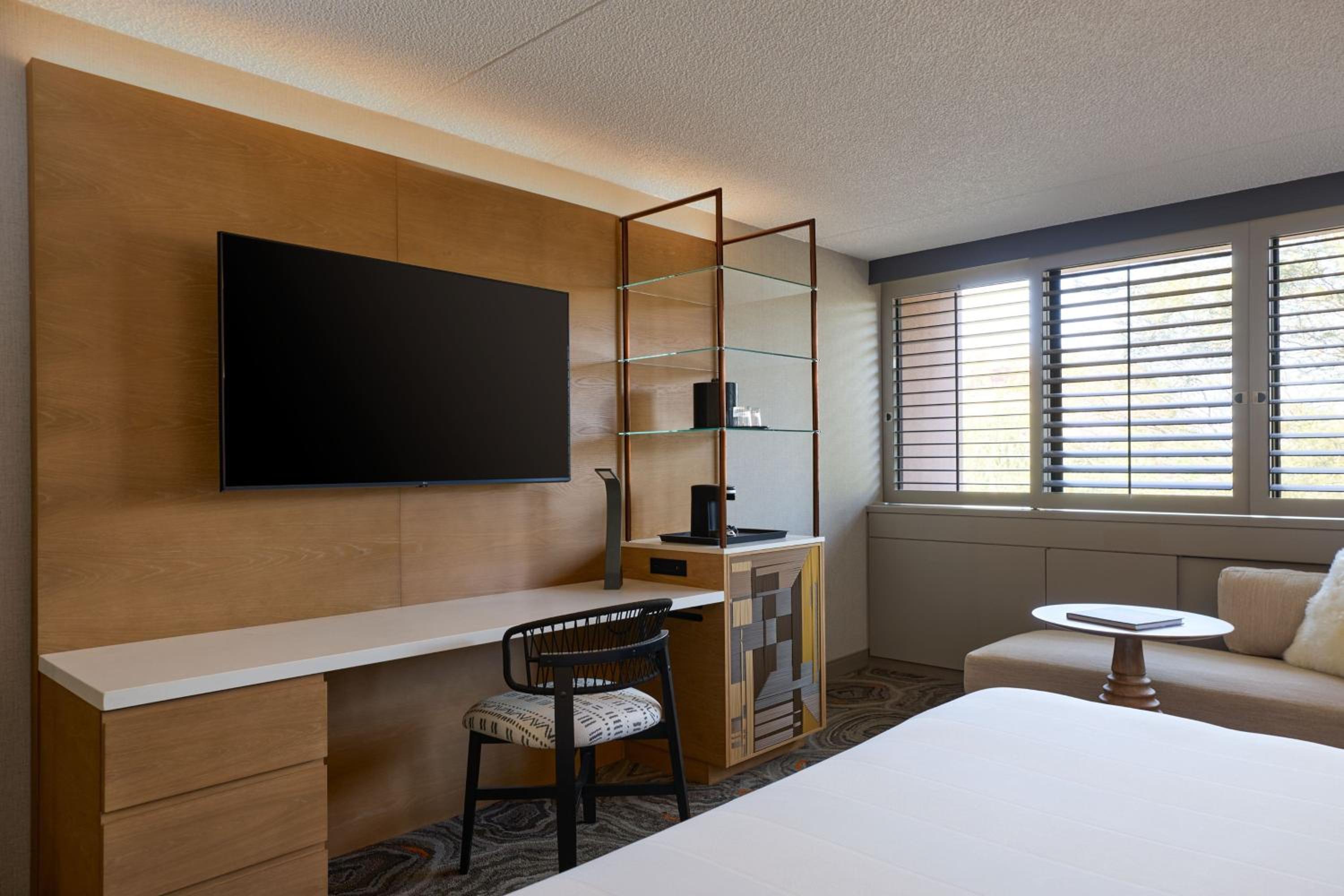 King Room with King Bed - Photo 8
