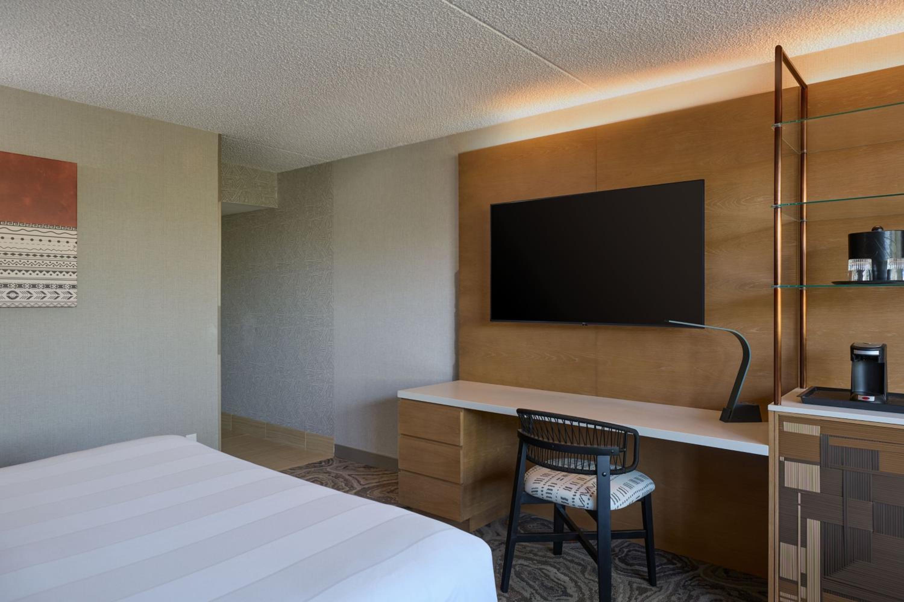 King Room with King Bed - Photo 5