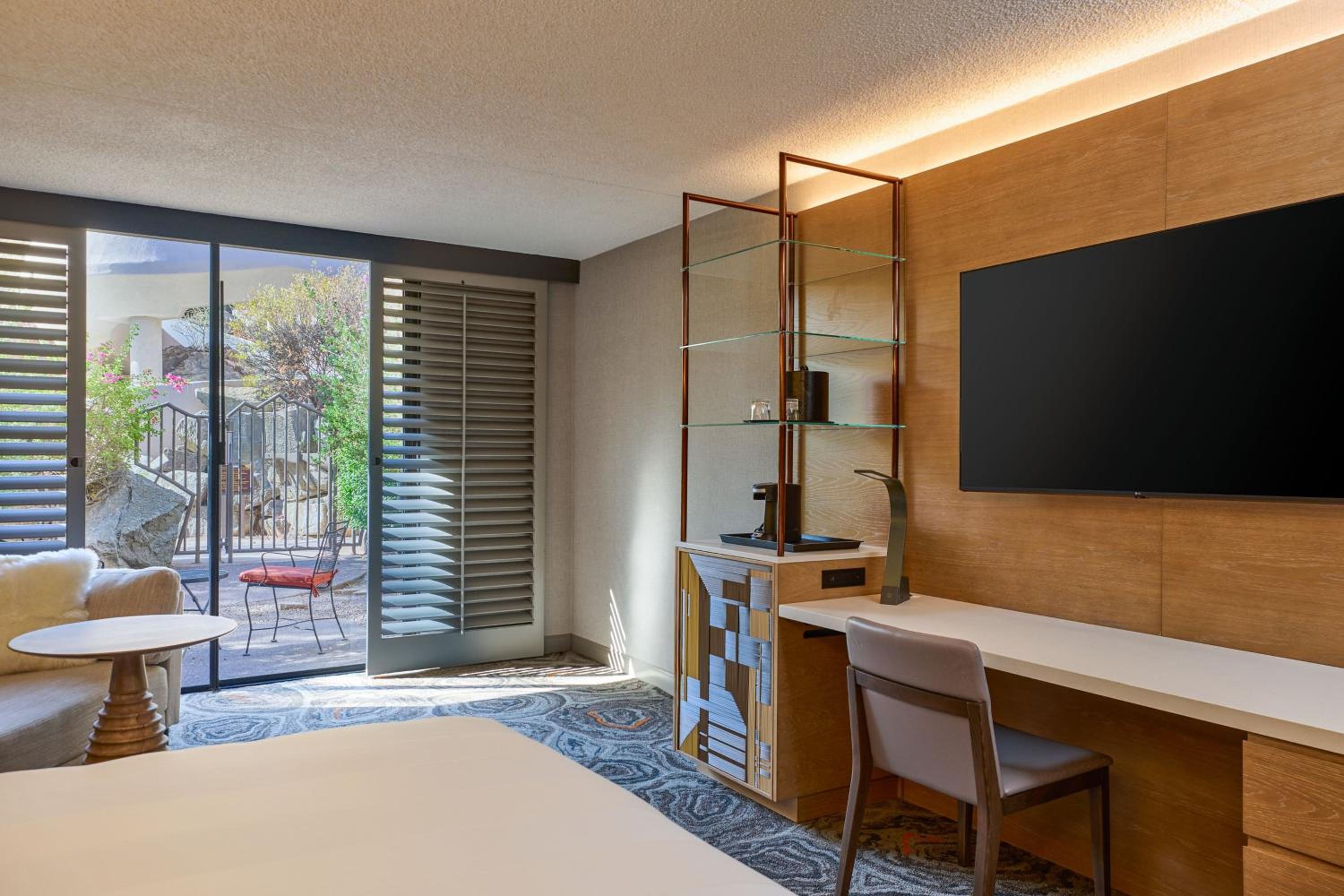 Deluxe King Room with Patio - Photo 2