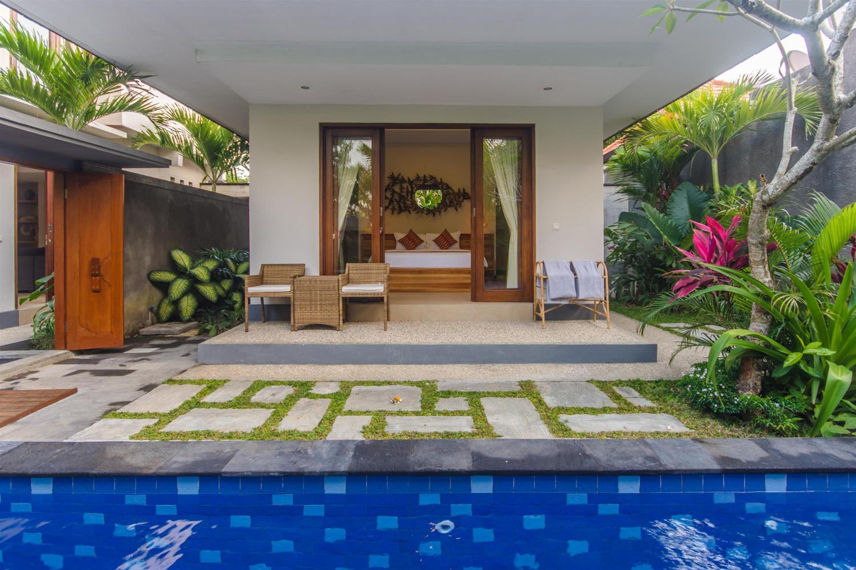 Queen Room with Pool View - Photo 15