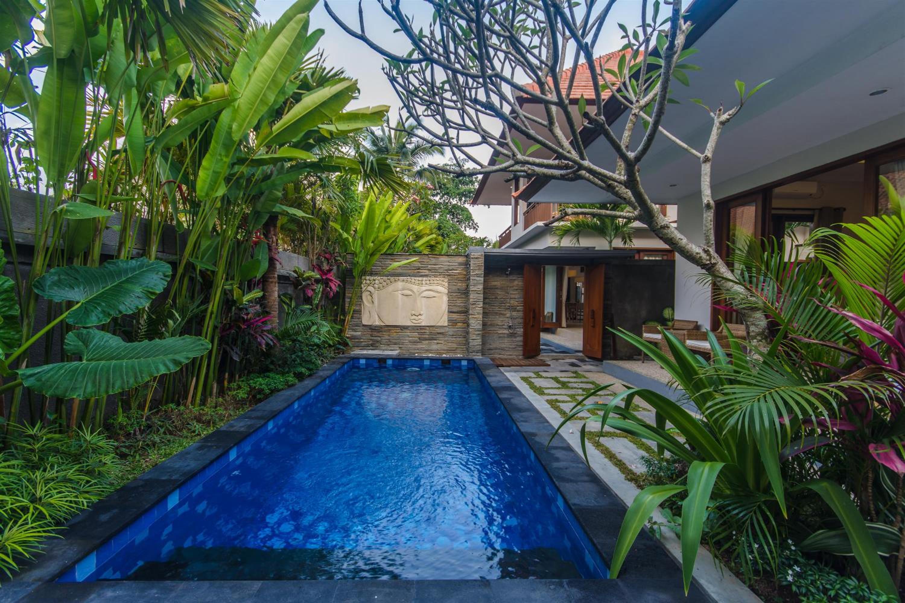 Queen Room with Pool View - Photo 9