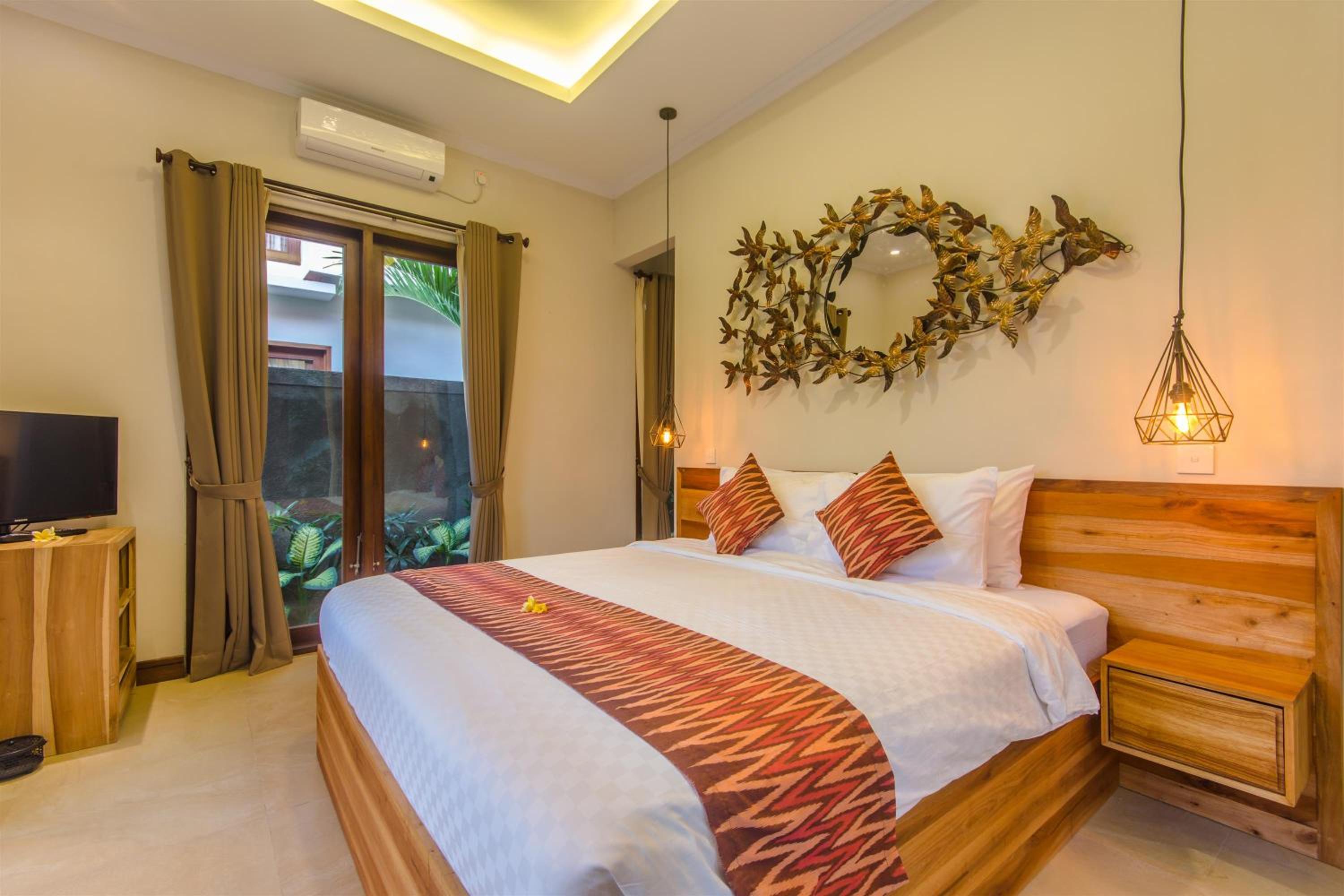 Queen Room with Pool View - Photo 16