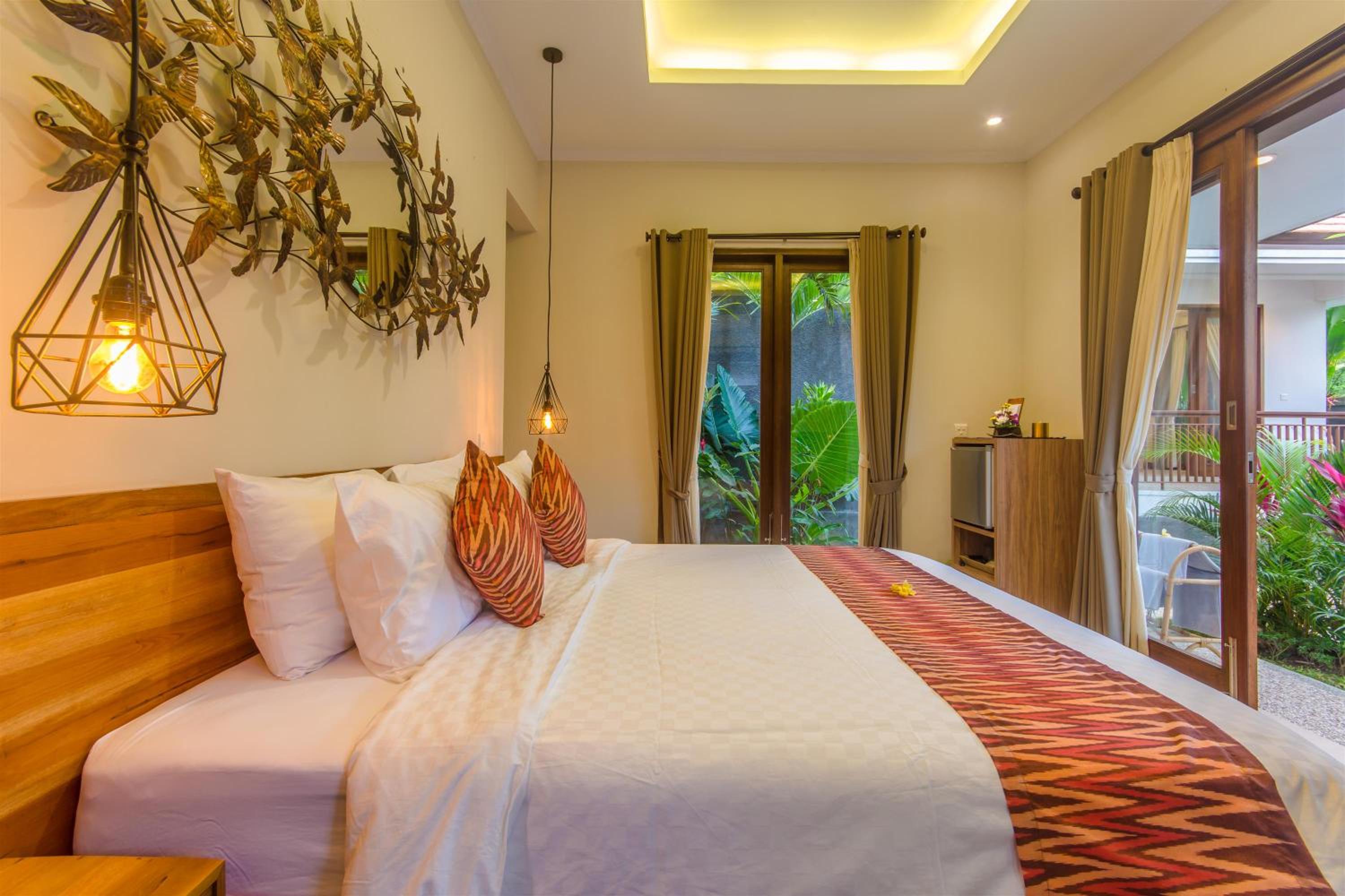 Queen Room with Pool View - Photo 17