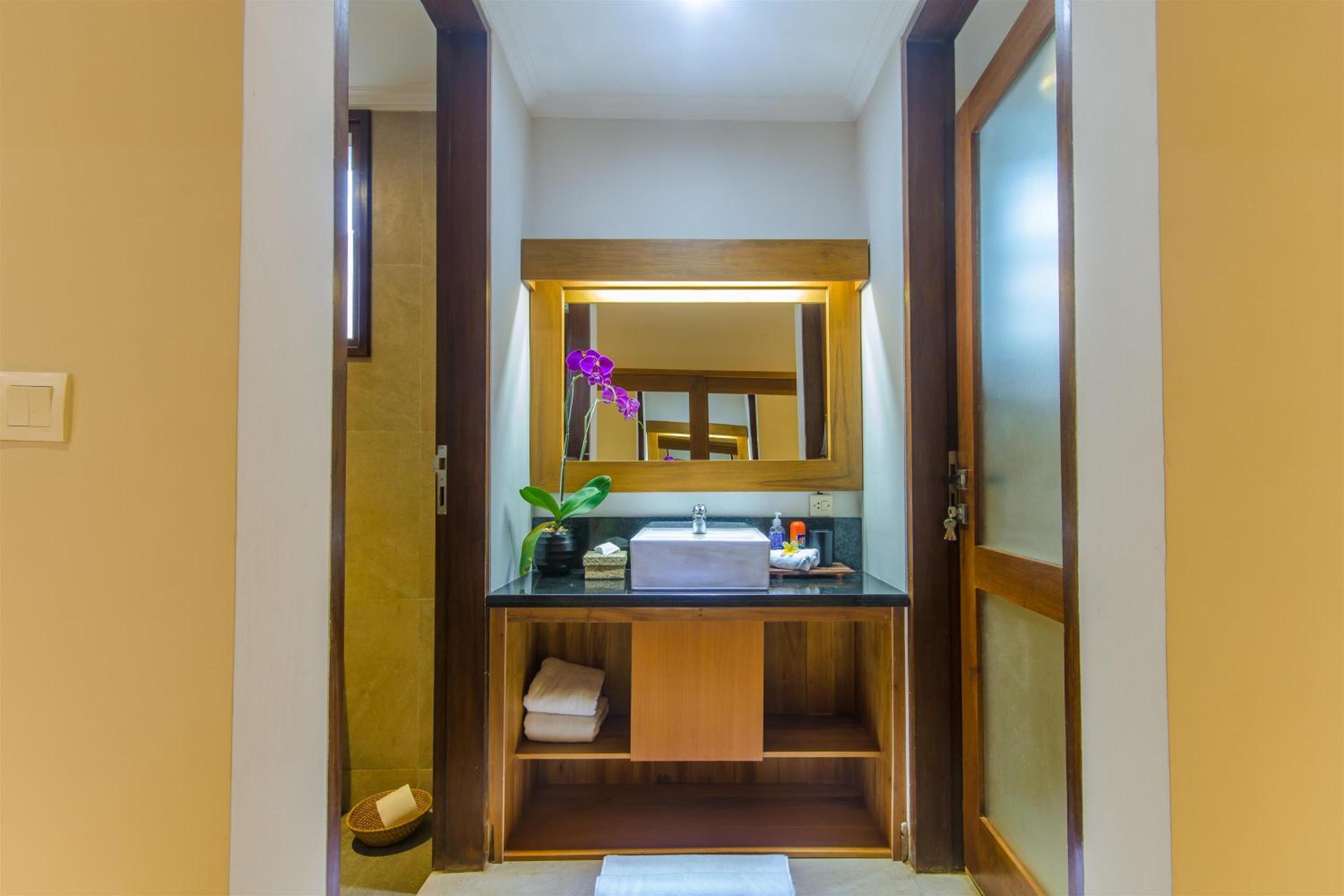Queen Room with Pool View - Photo 11