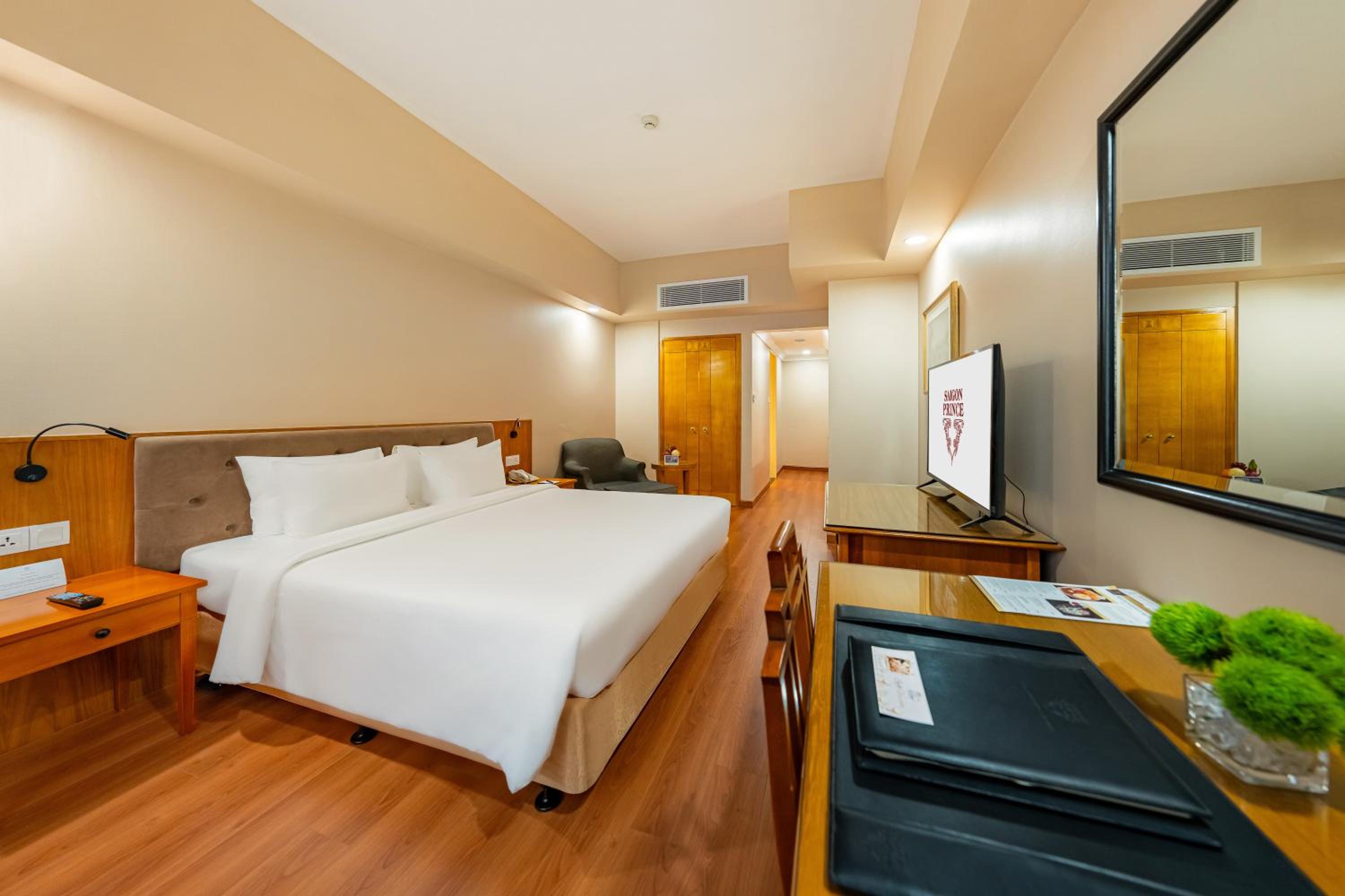 Club Room Club Access with Afternoon Tea and Evening Cocktail, City / Boulevard / River View (subject to availability)