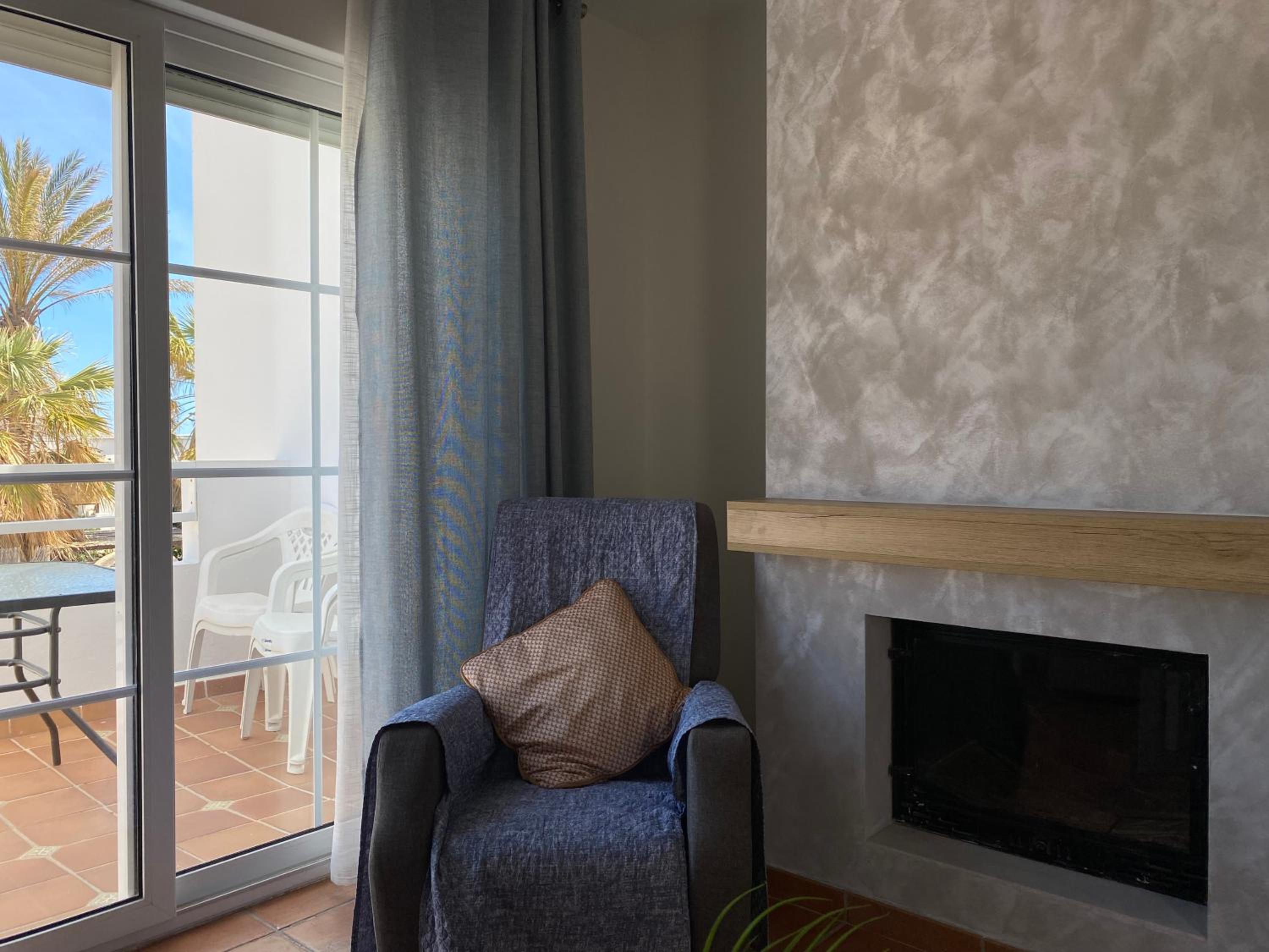Modern Three-Bedroom Apartment with Sea View photo 2