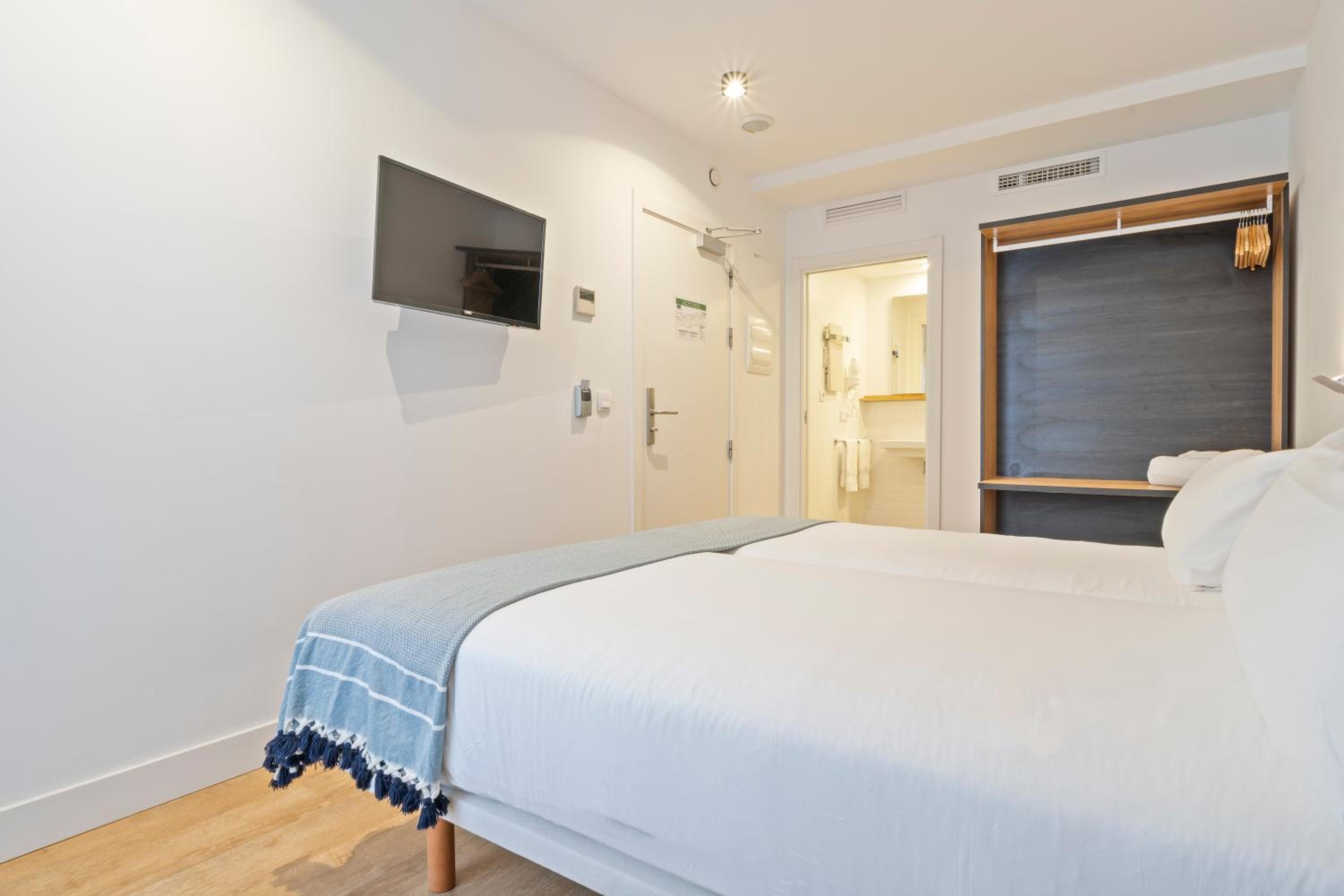 Double Room - Photo 15