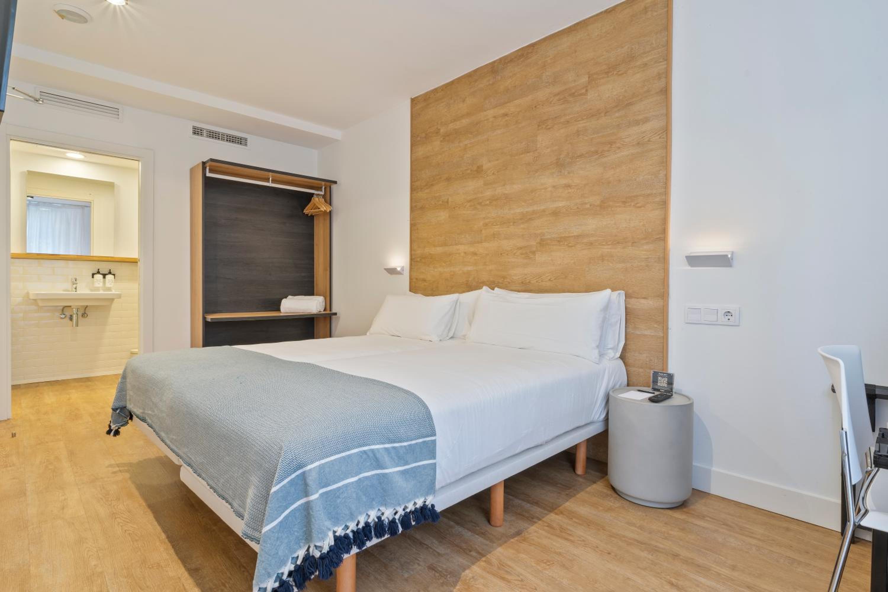 Double Room - Photo 11