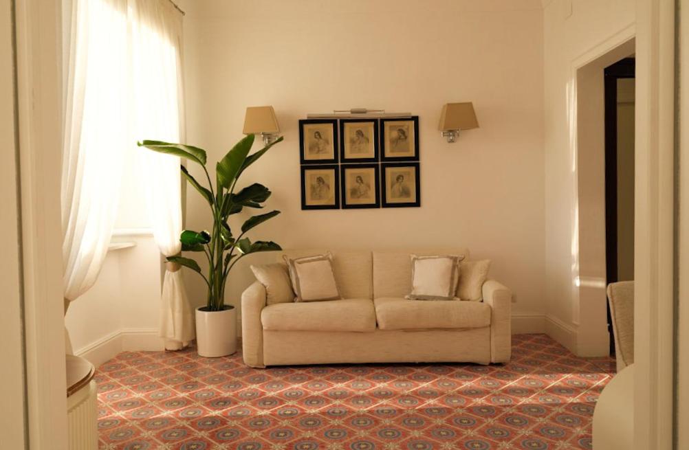 Suite - Photo 1