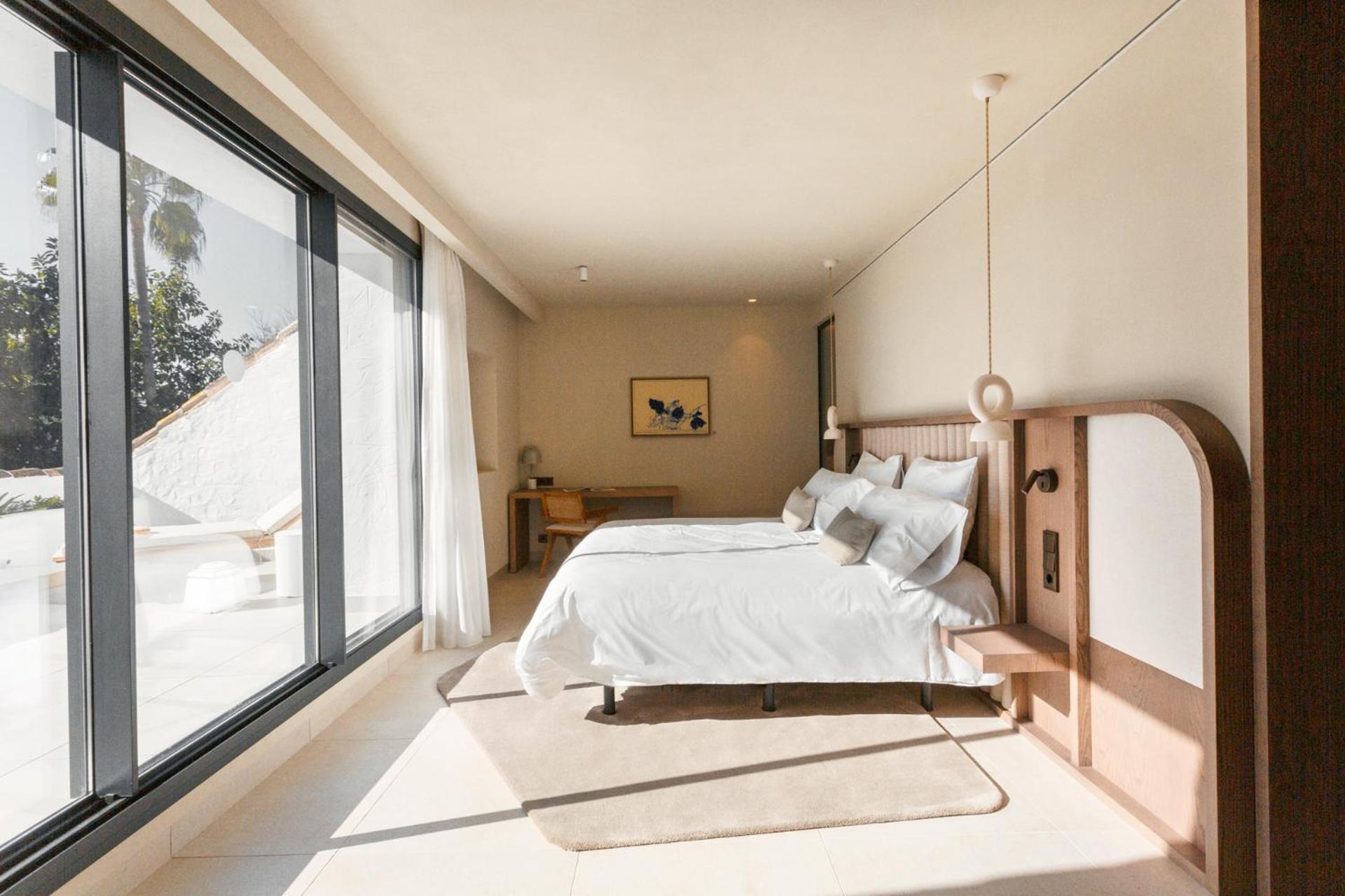 Superior Suite - Photo 12