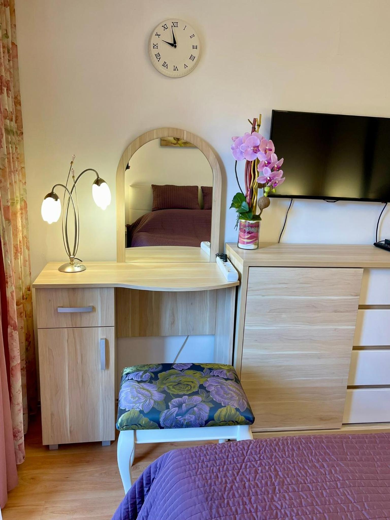 One-Bedroom Apartment photo 2