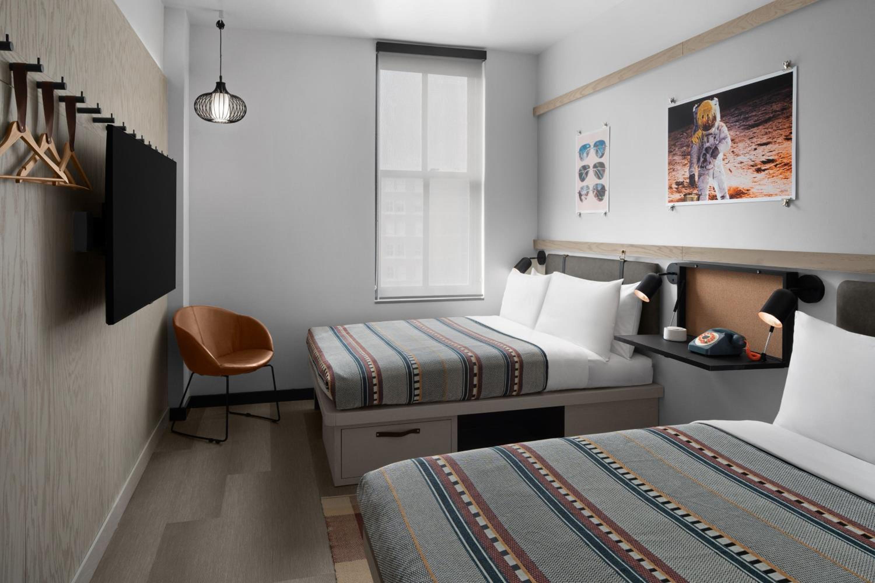 Standard Queen Room with Two Queen Beds - Photo 2
