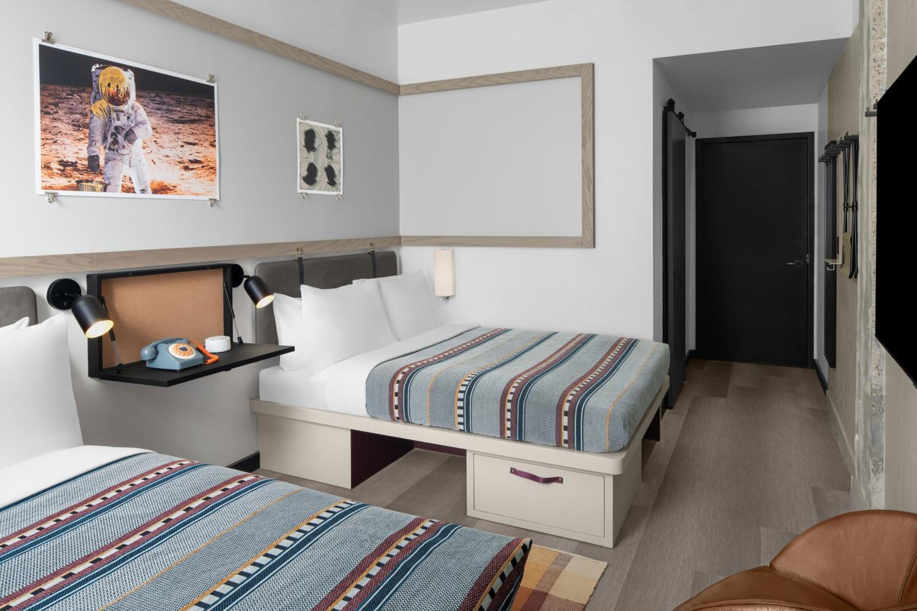 Standard Queen Room with Two Queen Beds - Photo 3
