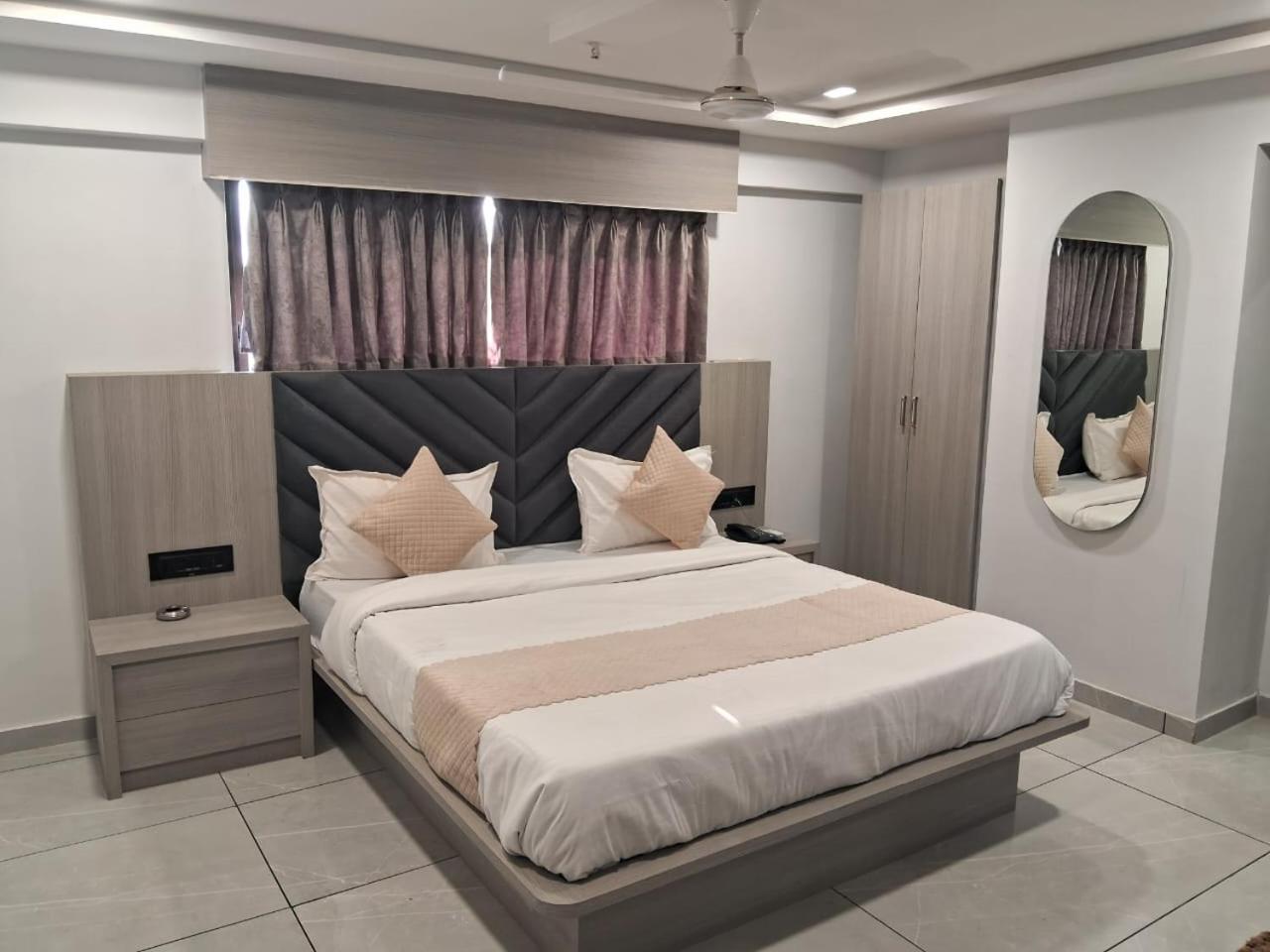 Suite - Photo 1