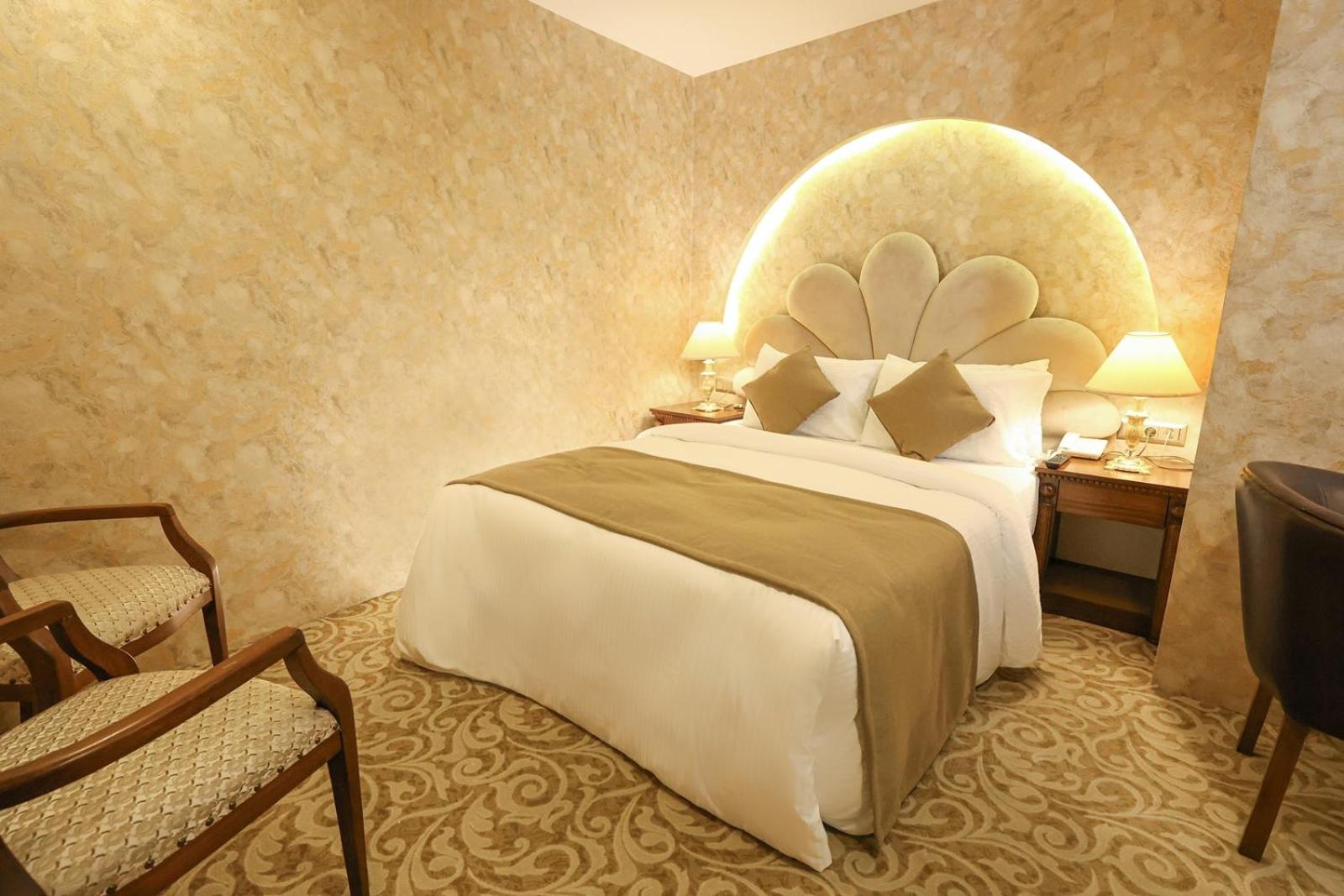 Deluxe Room (2 Adults + 1 Child) - Photo 4