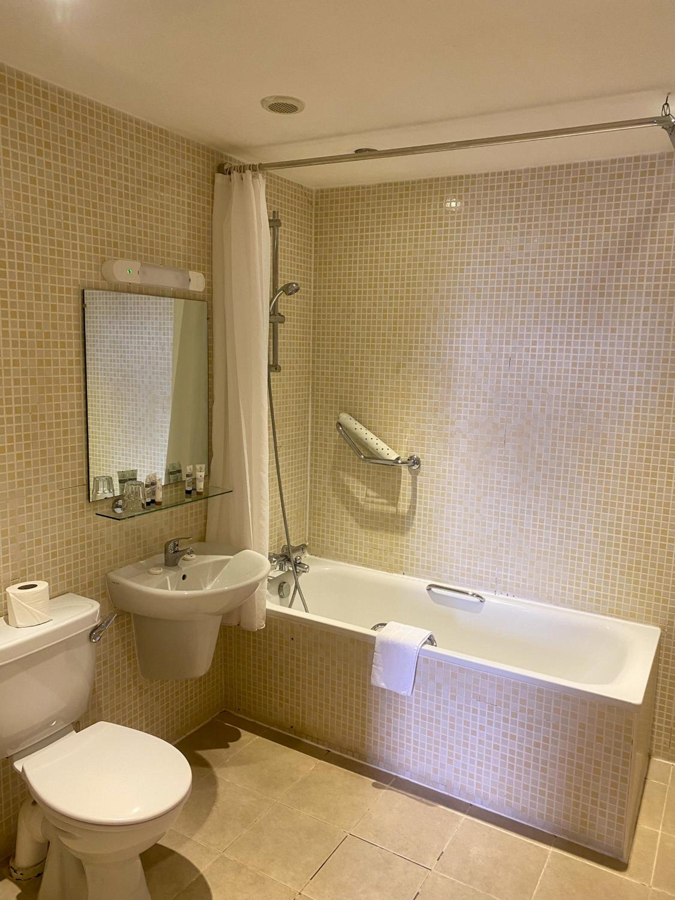 Twin Room - Photo 7