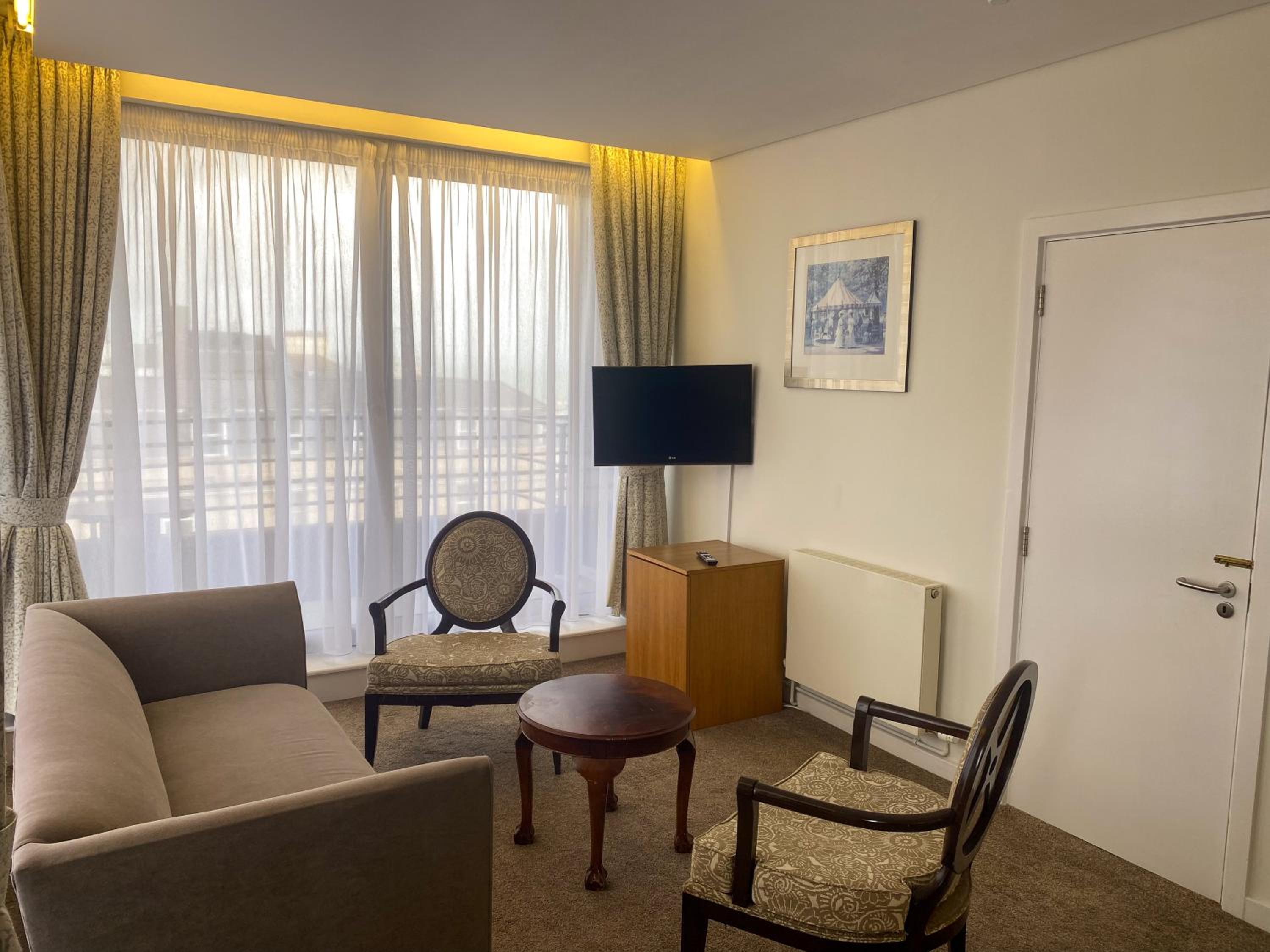 One-Bedroom Suite - Photo 4