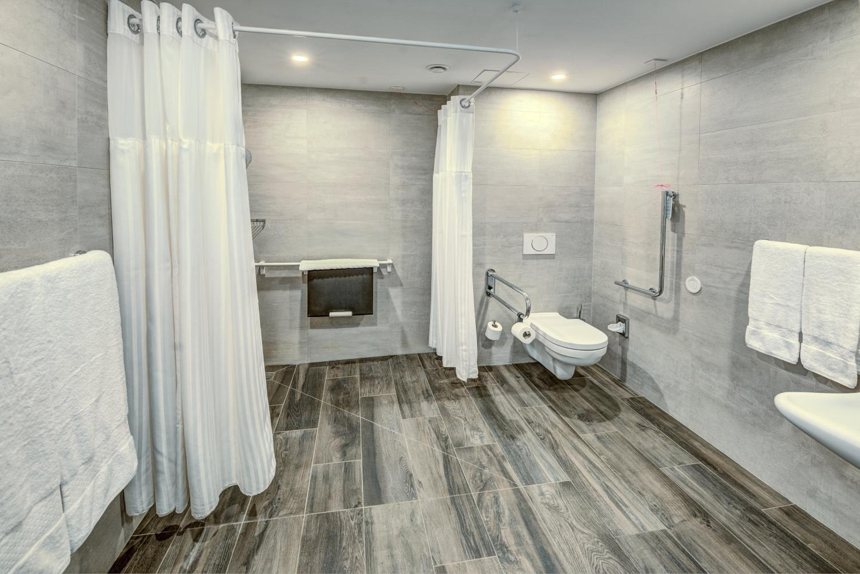 Queen Room - Mobility Access - Photo 3
