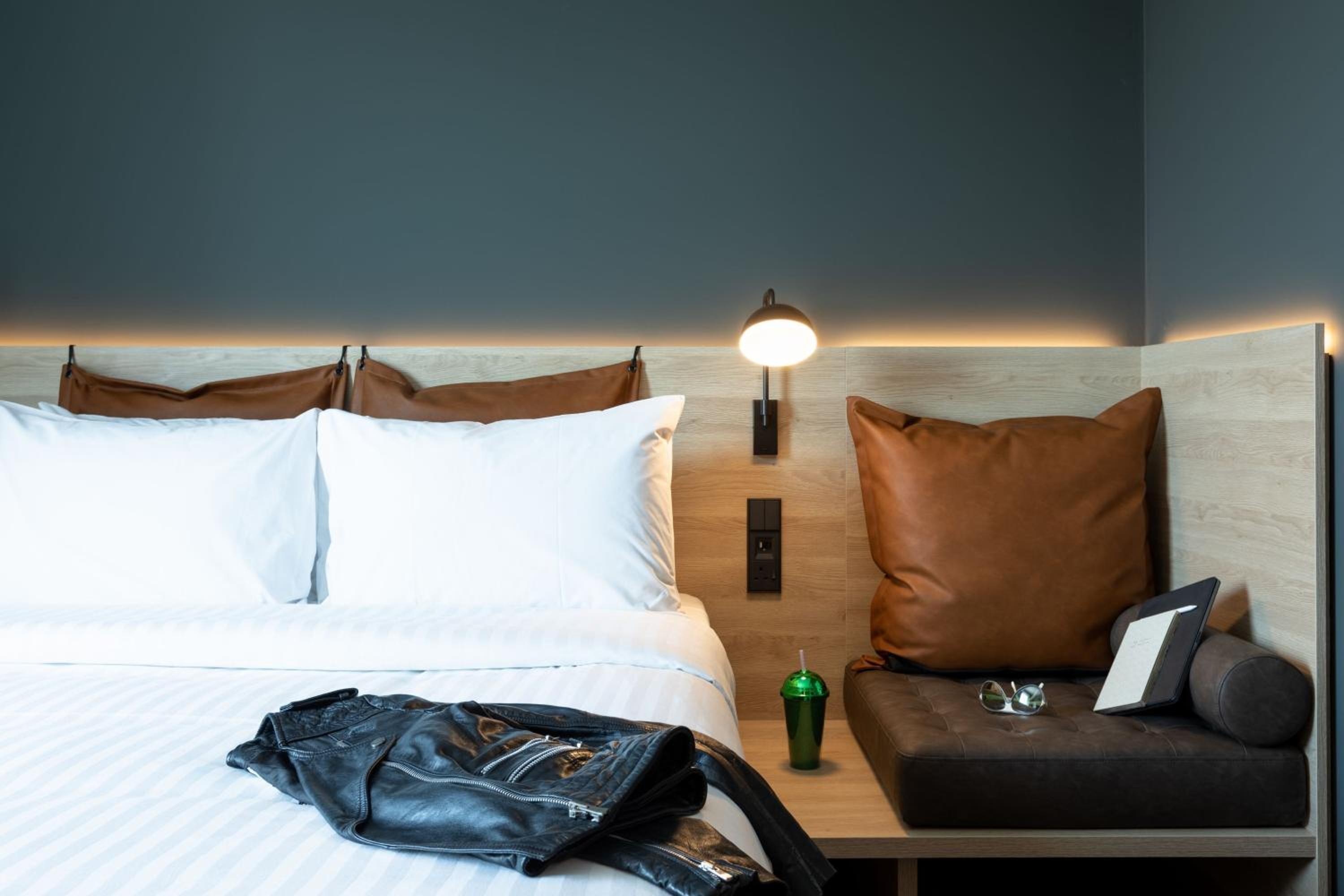 Moxy Queen Room - Photo 3