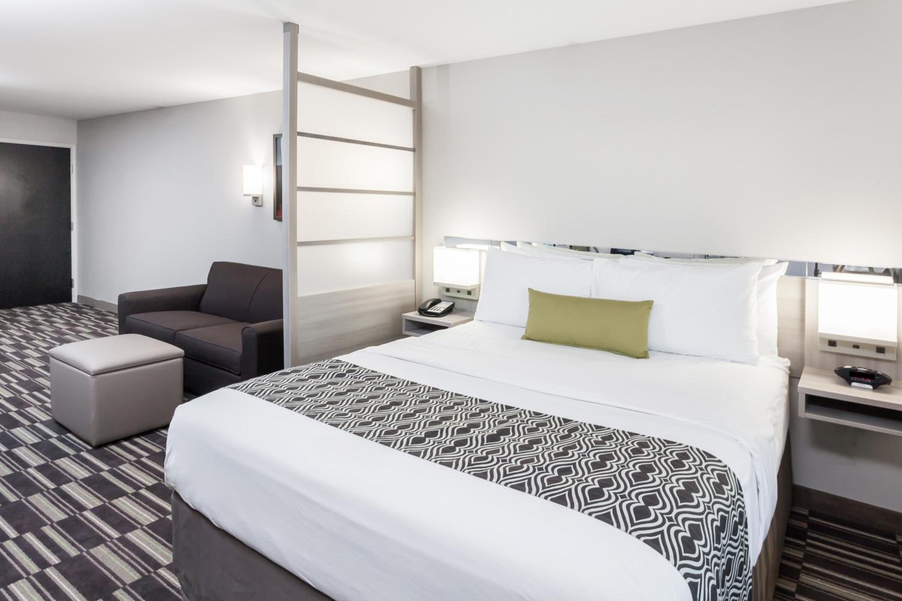 1 Queen Bed, Mobility Accessible Studio Suite, Non-Smoking photo 3
