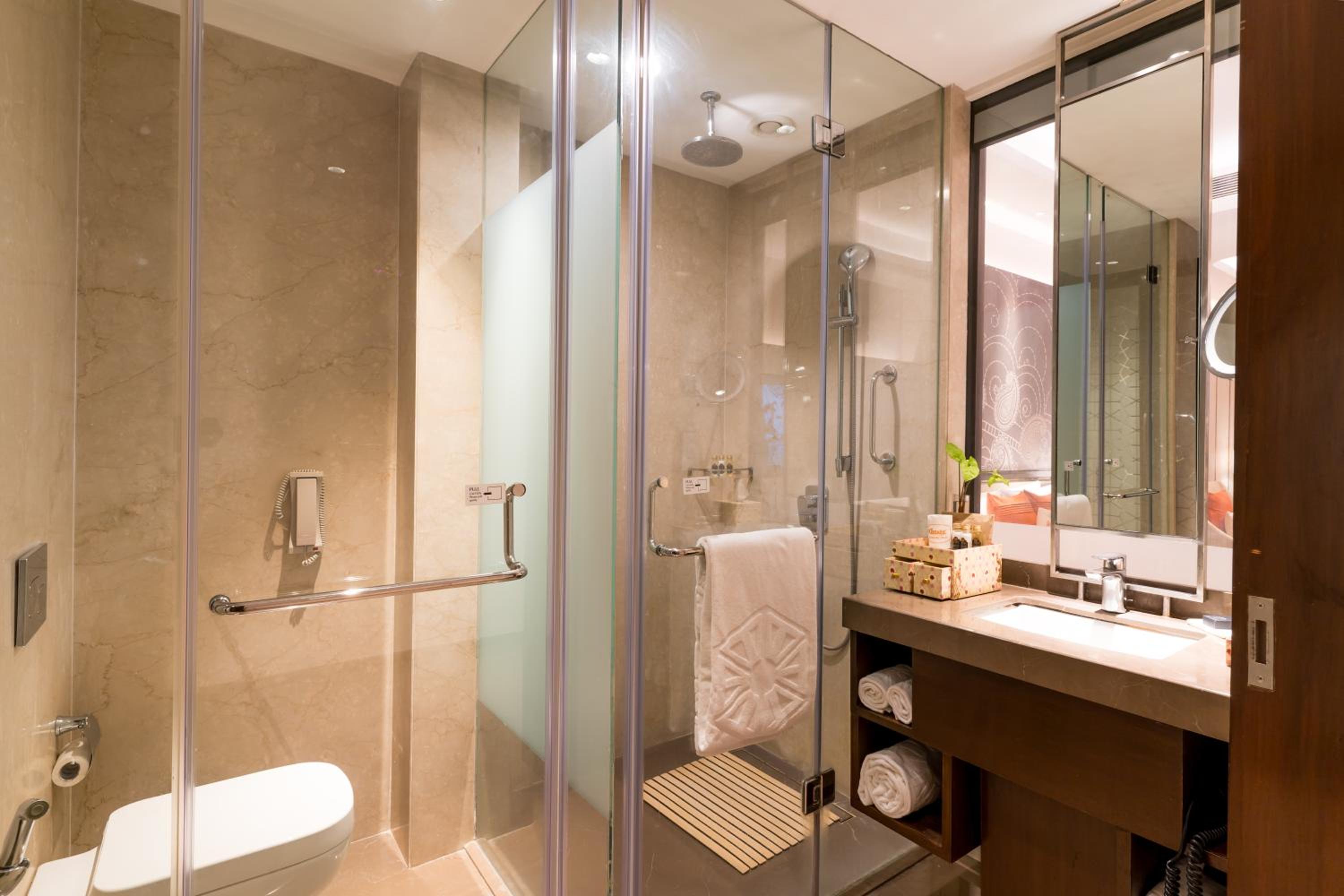 Executive Suite - Photo 2