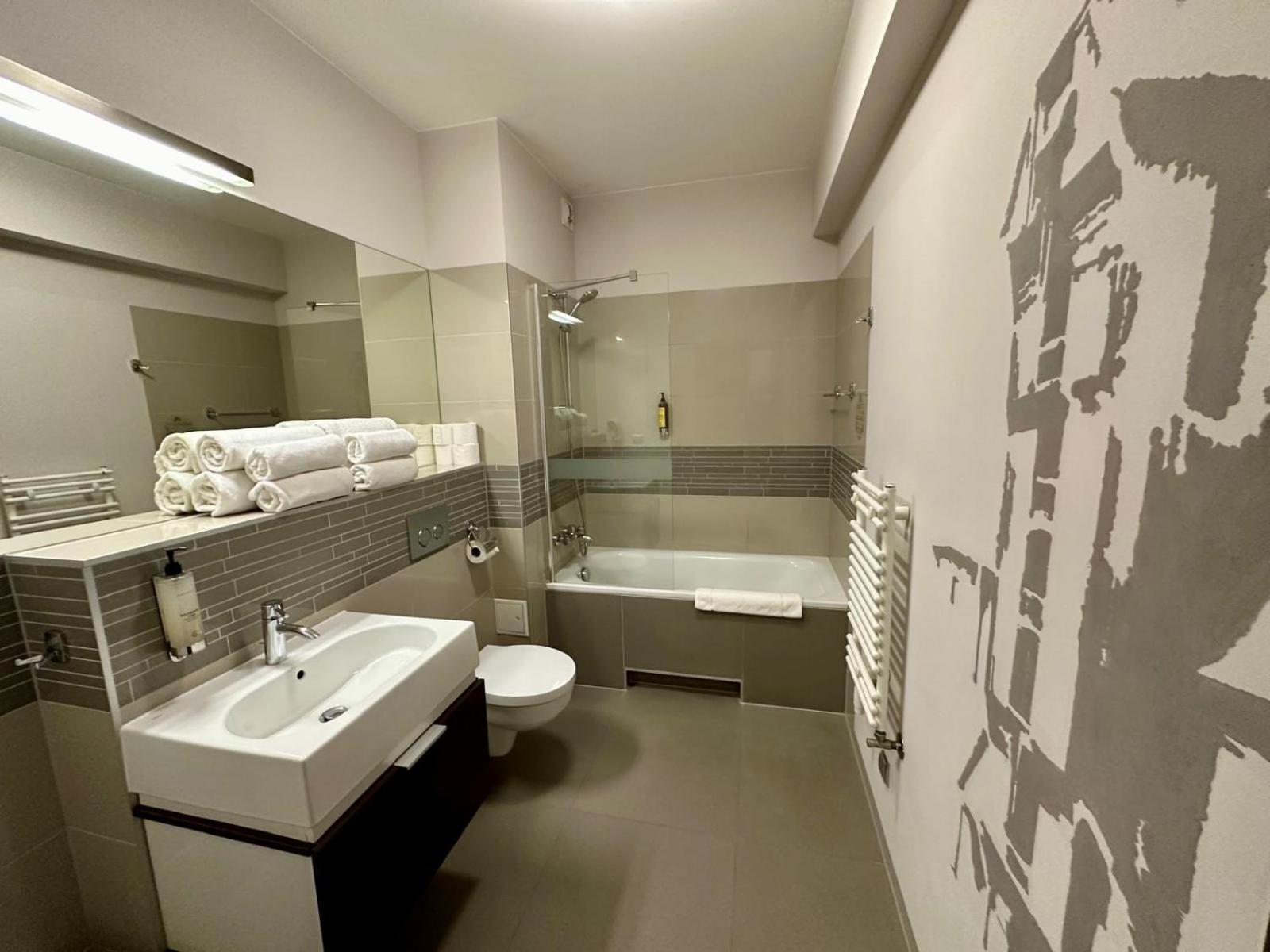 2 Bedroom Suite Plus- 4 Single Beds photo 3