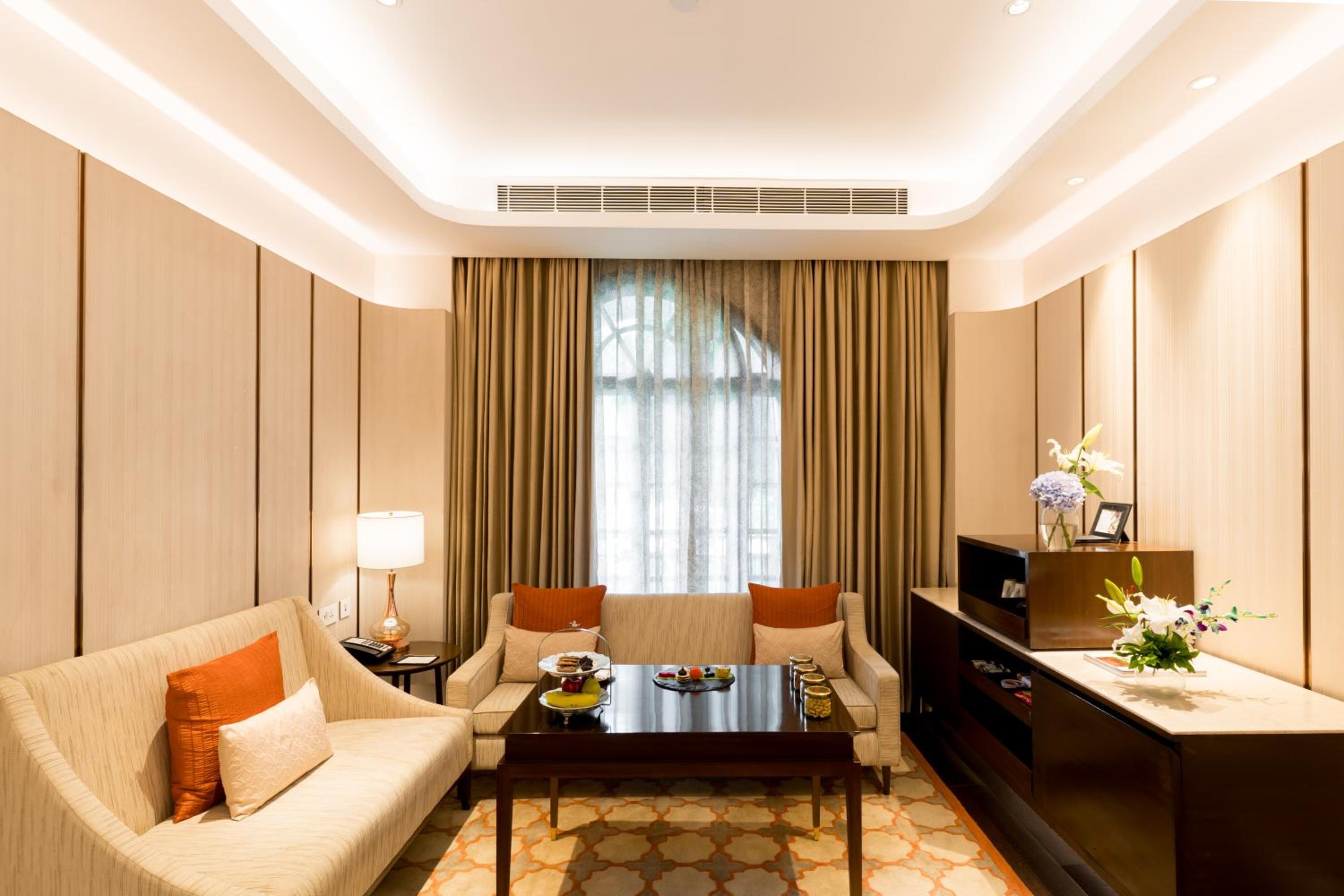 Executive Suite - Photo 3