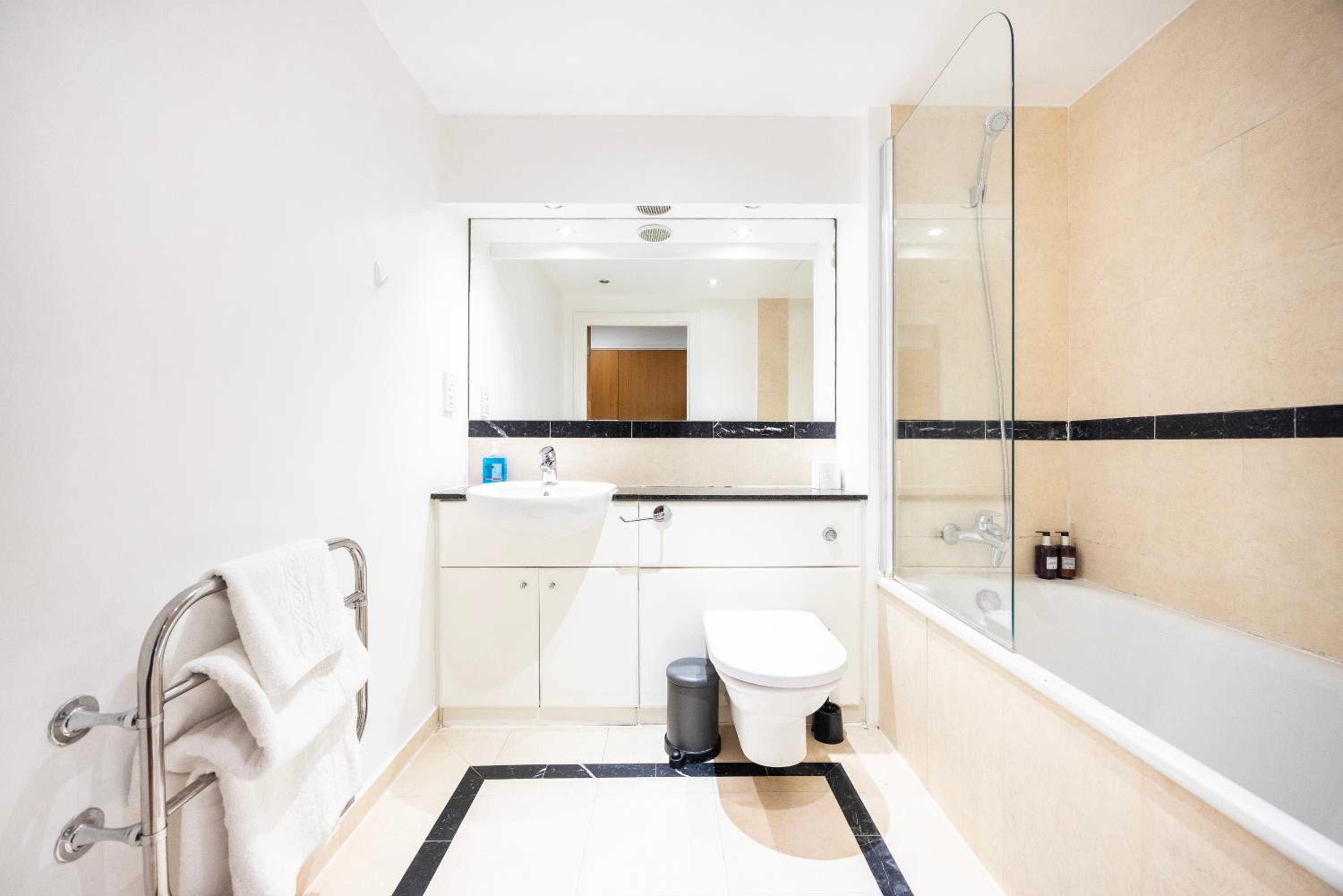 One-Bedroom Apartment with Balcony photo 1
