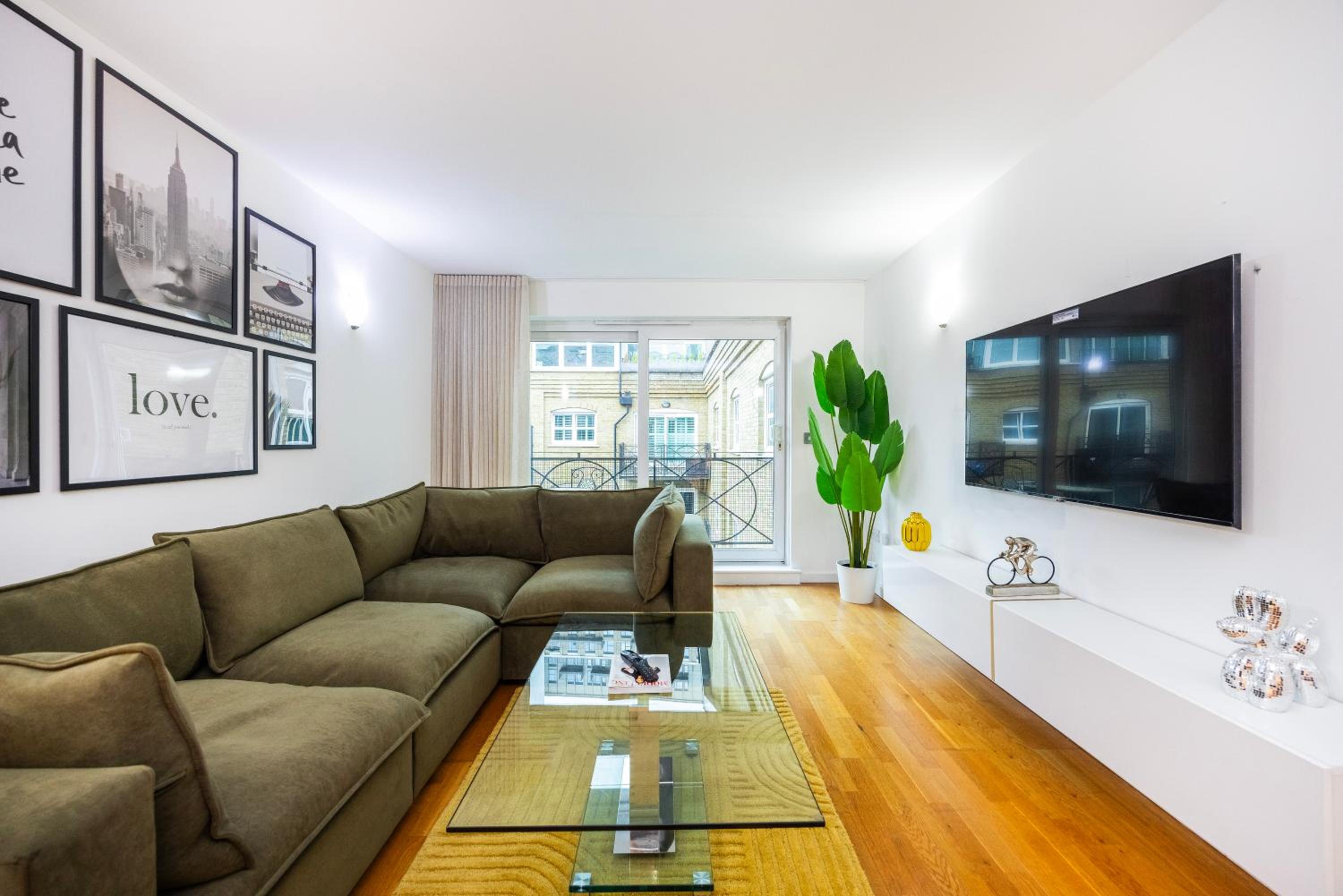 One-Bedroom Apartment with Balcony photo 1