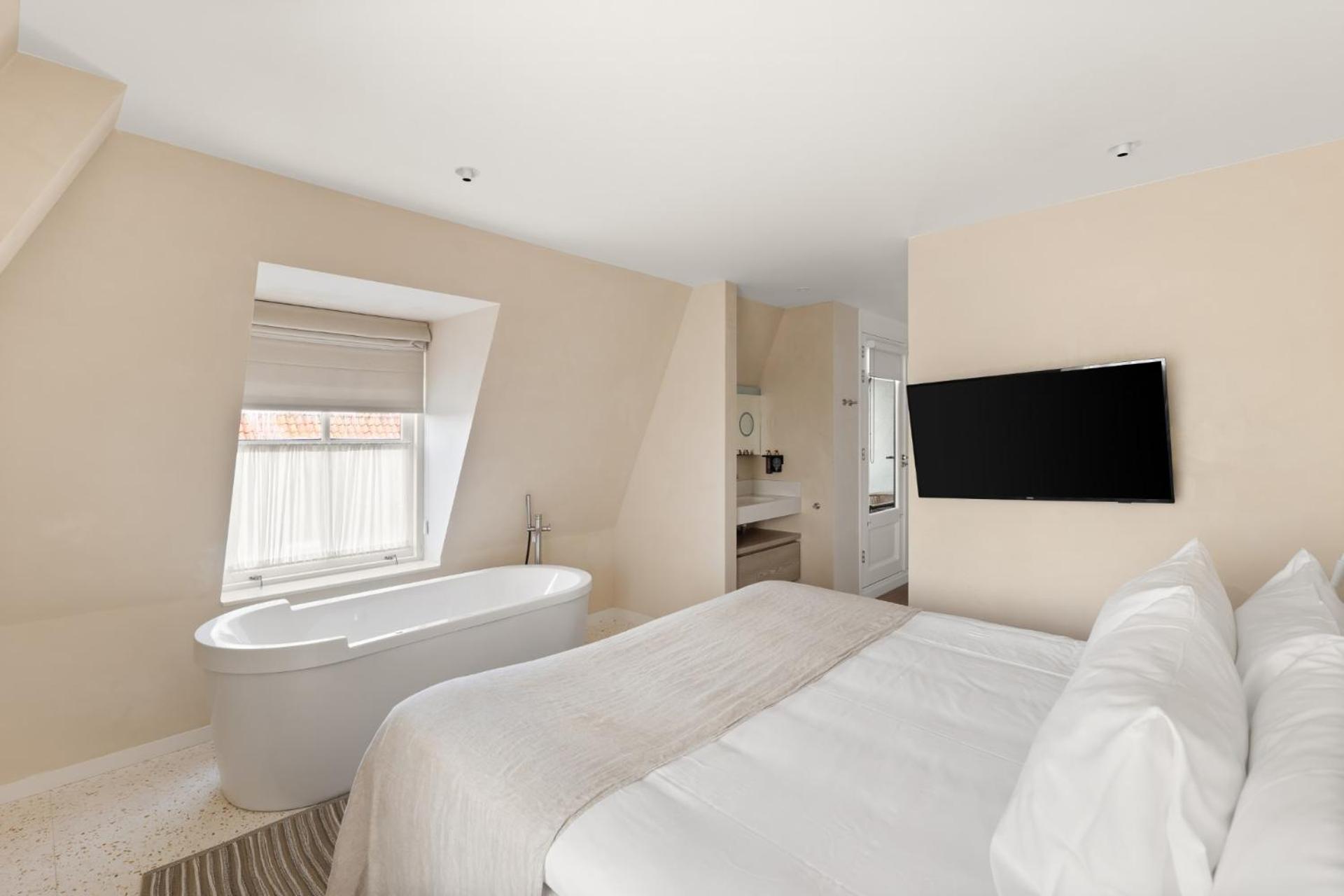 Deluxe room with bath photo 3